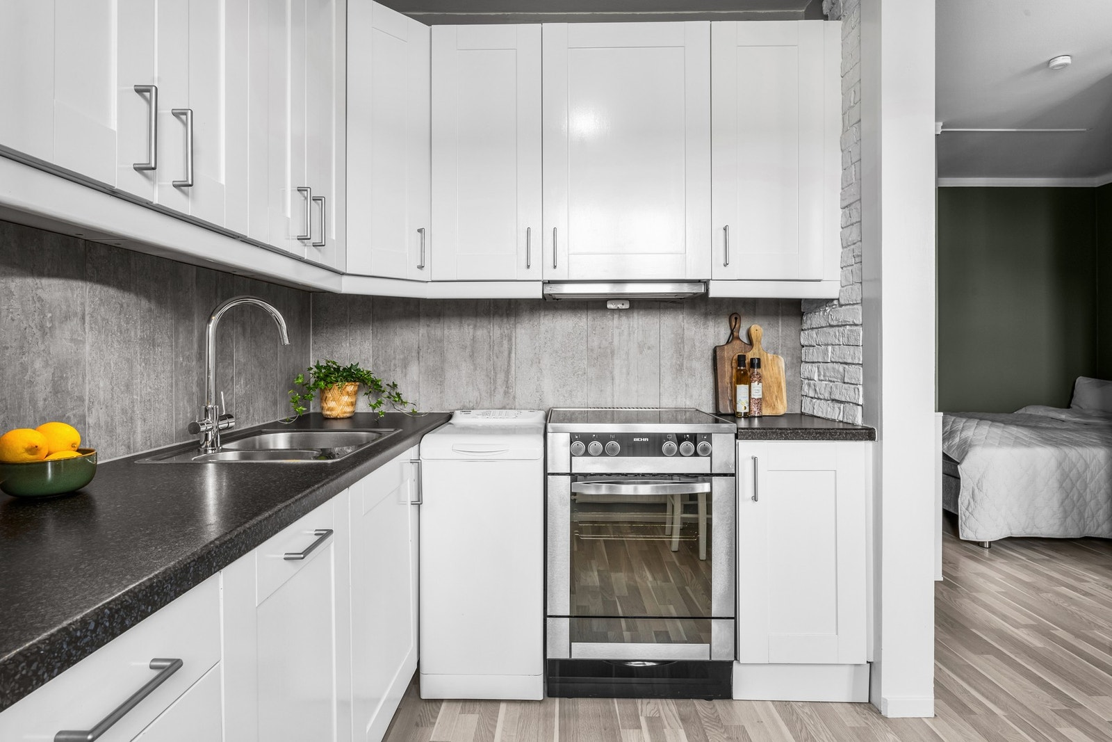 Kjøkkenet er utstyrt med komfyr, kjøl- og fryseskap, oppvaskmaskin, vaskemaskin og ventilator. Alle hvitevarene medfølger. Det er montert både komfyrvakt og lekkasjevarsler. Galleribilde