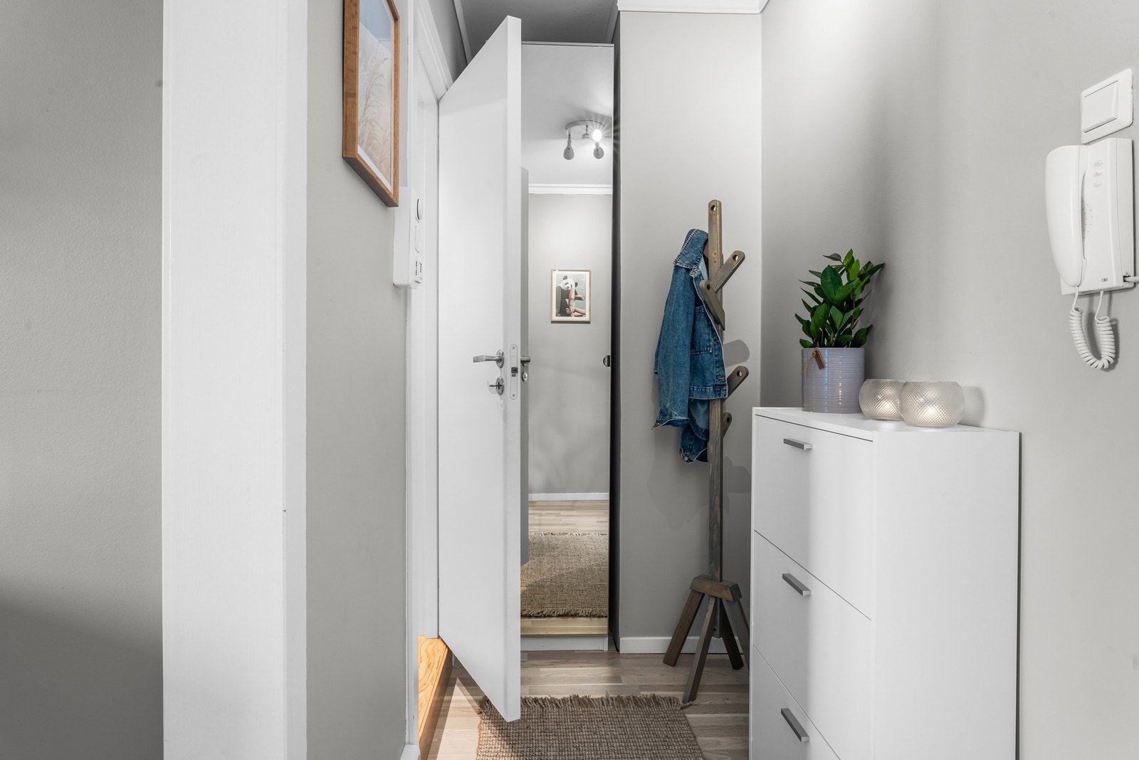 I entréen er det mulighet for å innrede med ulike oppbevaringsmøbler. Her vil høyskapet med speilfront medfølge. Galleribilde