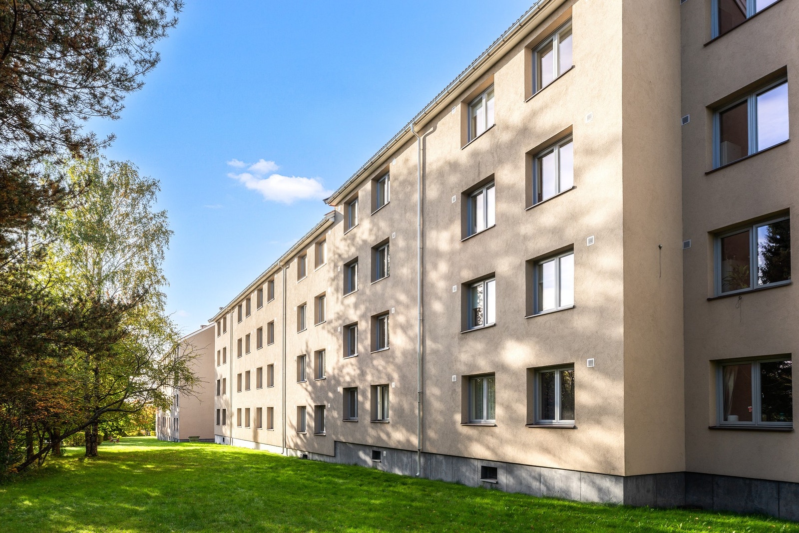 Beboerne disponerer et velholdt grøntområde på baksiden av bebyggelsen med sittegruppe og grillplass. Galleribilde