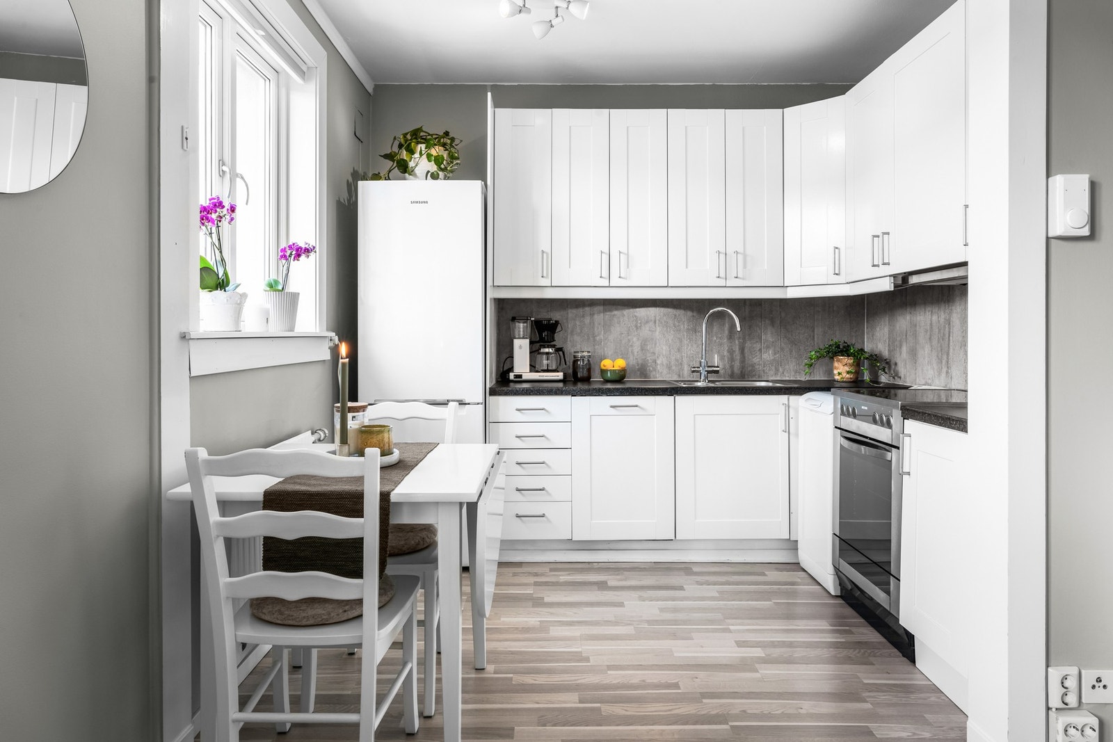 Kjøkkenet har tidløs innredning fra IKEA. Det er flislagt mellom over- og underskap og montert benkebelysning. Galleribilde