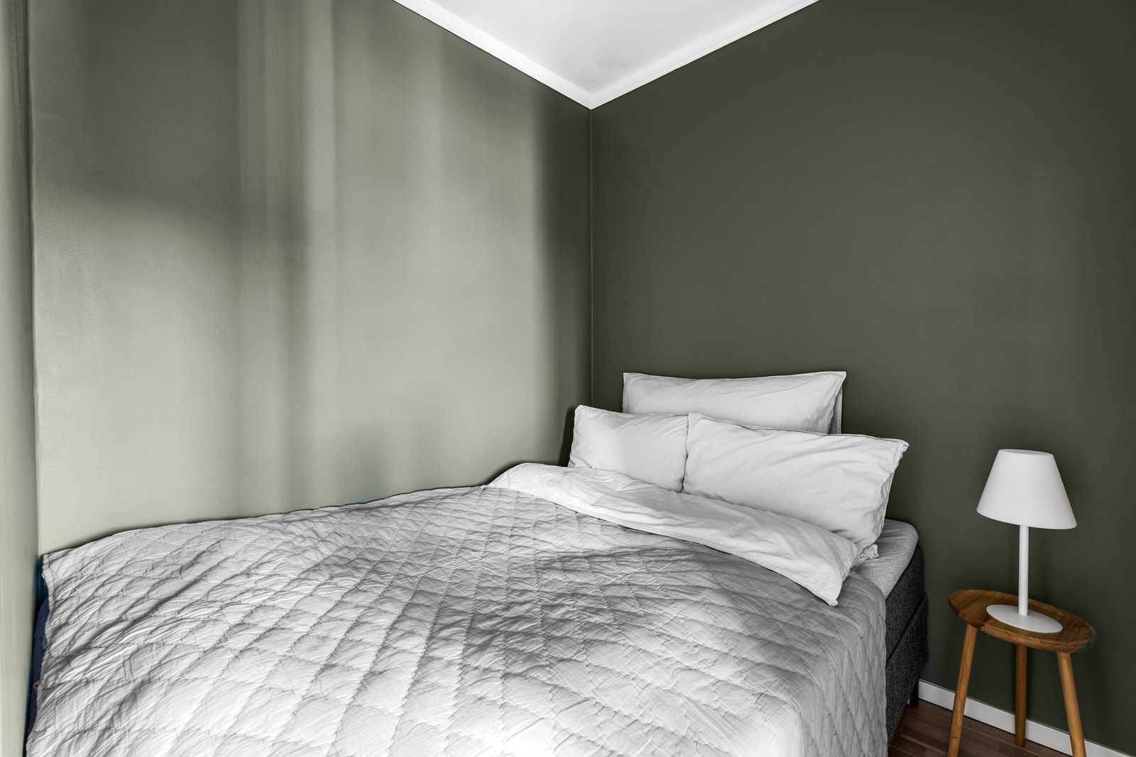 I alkovene er det plass til dobbeltseng. Selger har innredet med en 150x200 seng. Galleribilde