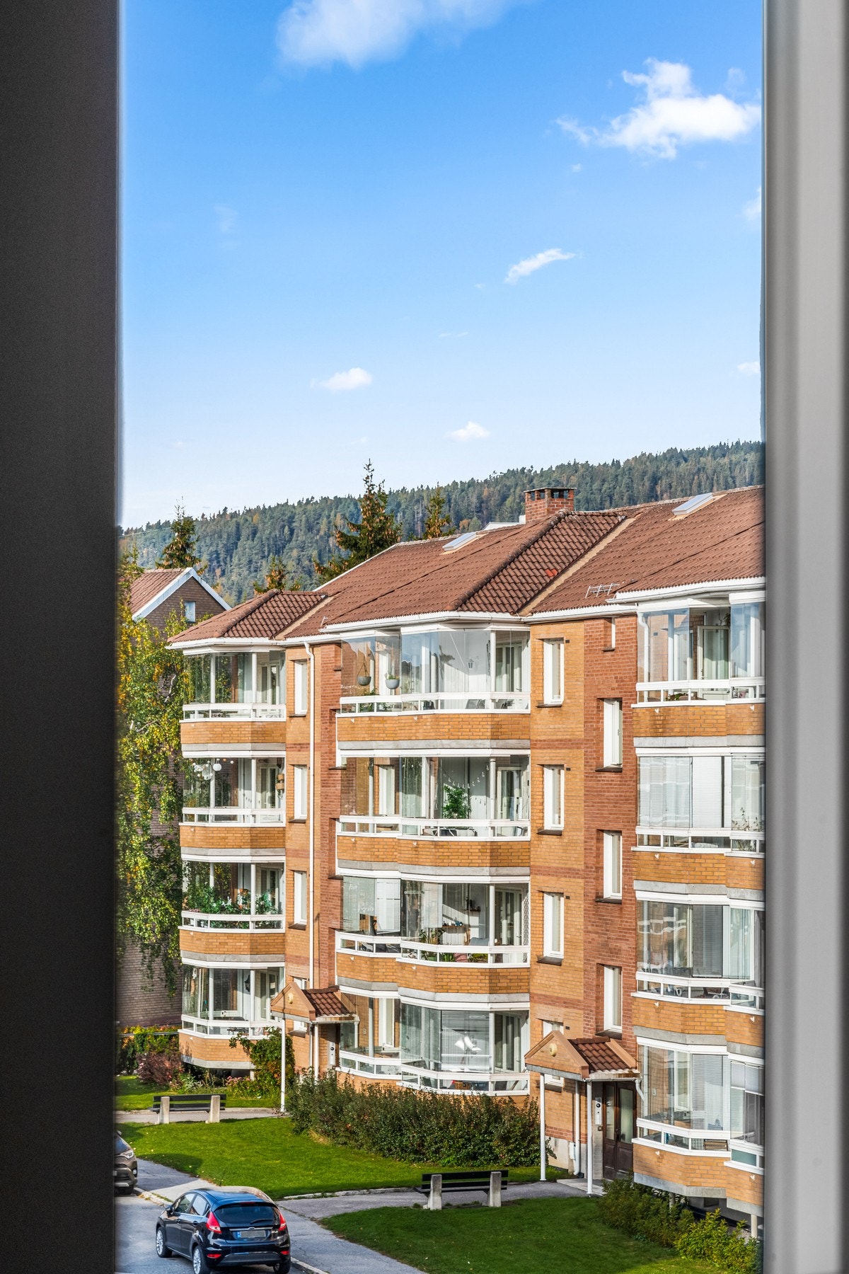 Hyggelig utsyn fra en av vinduene i leiligheten. Alle vinduene ble skiftet i 2022. Galleribilde