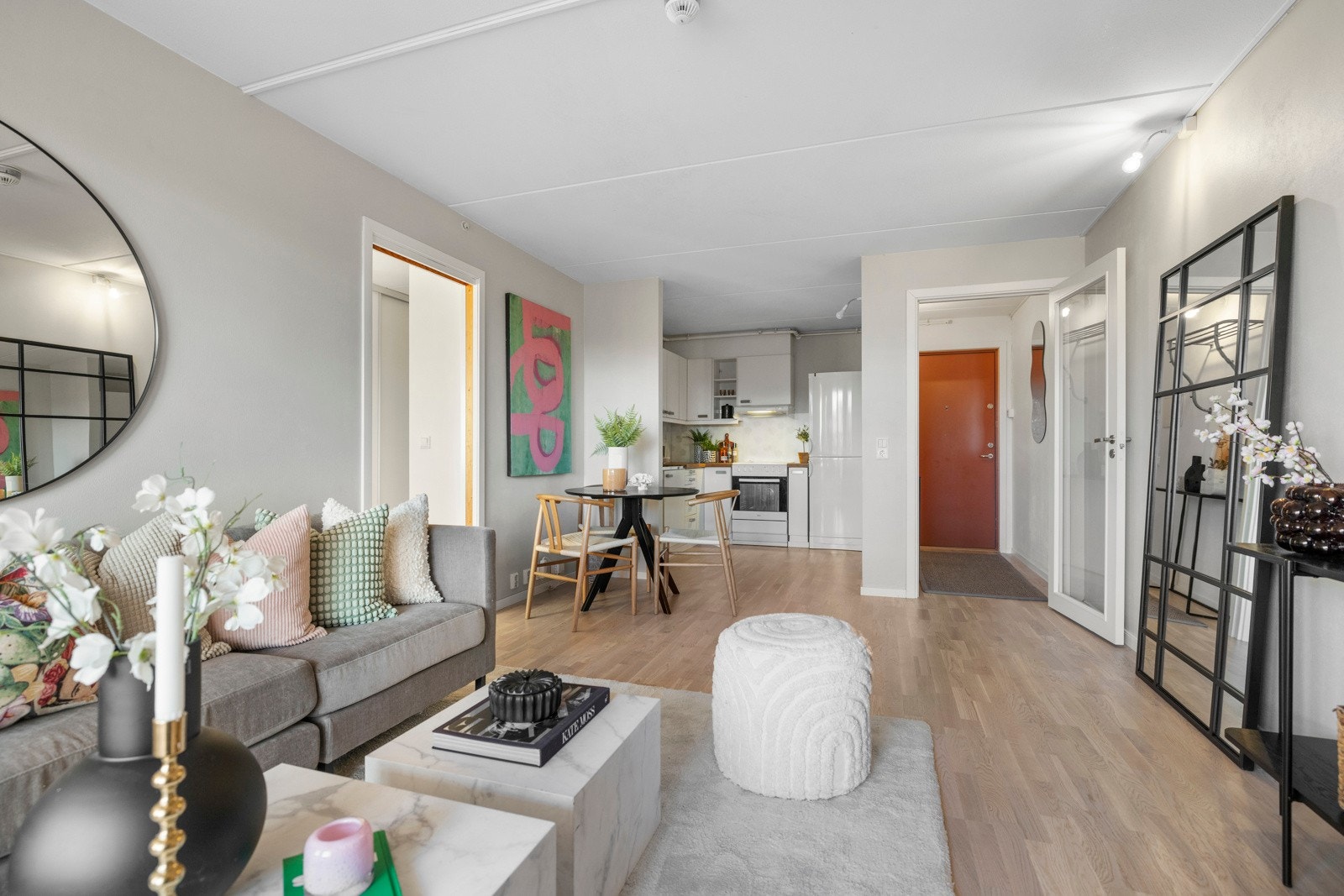 Parkettgulv, nylagt i desember 2024, gir et stilrent preg. Galleribilde