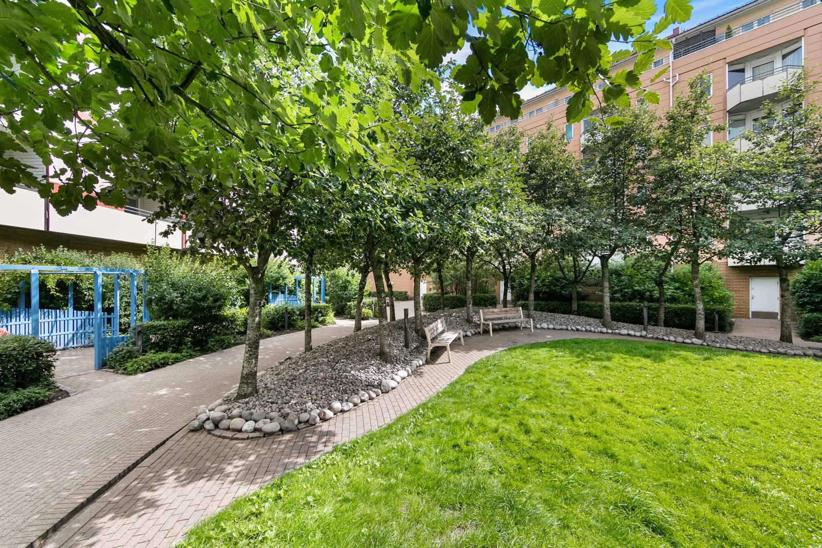 På sommerstid er bakgården grønn og frodig, og er et rolig fristed midt i byen. Galleribilde