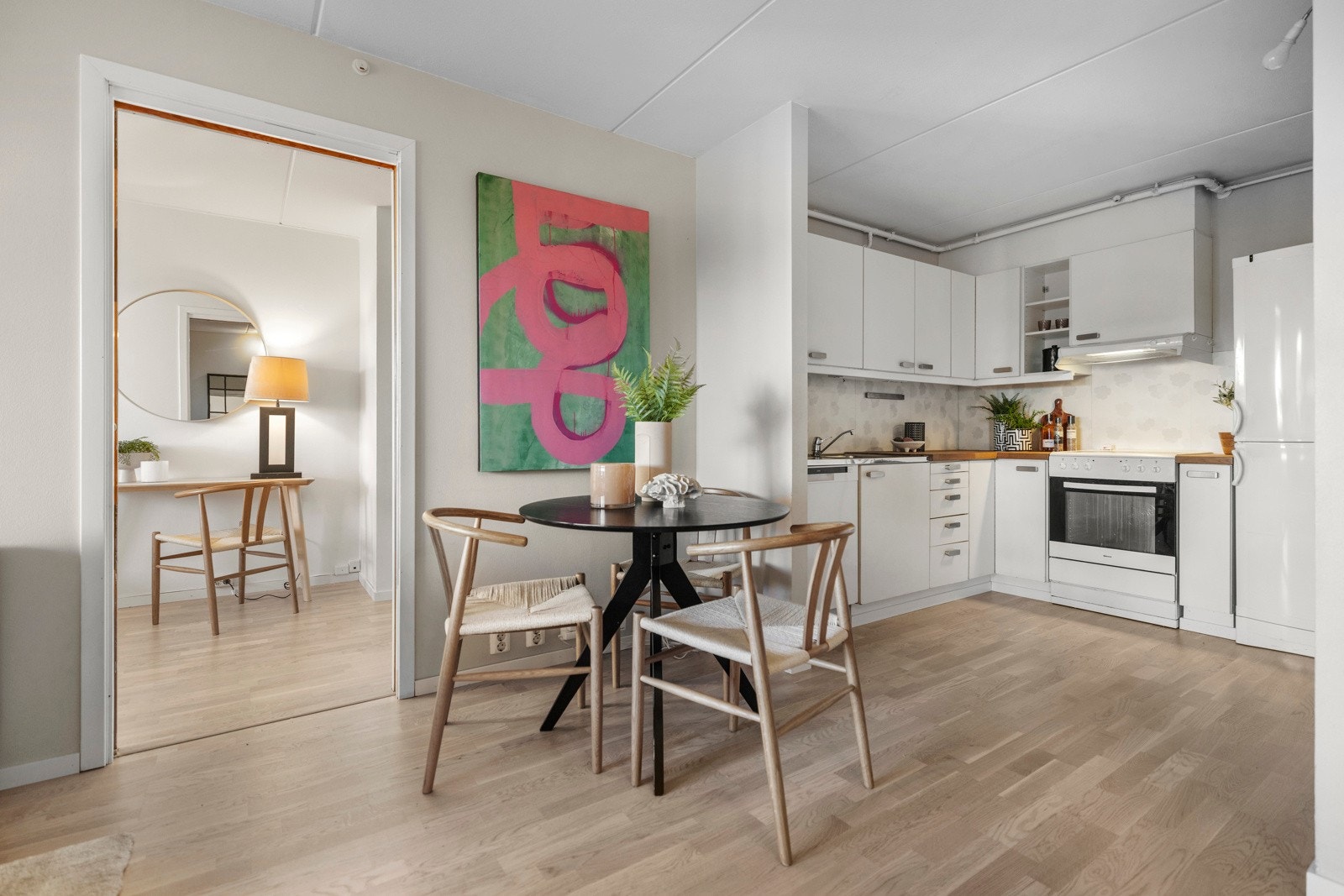 Kjøkkenet byr på godt med skapplass og gode arbeidsflater. Galleribilde