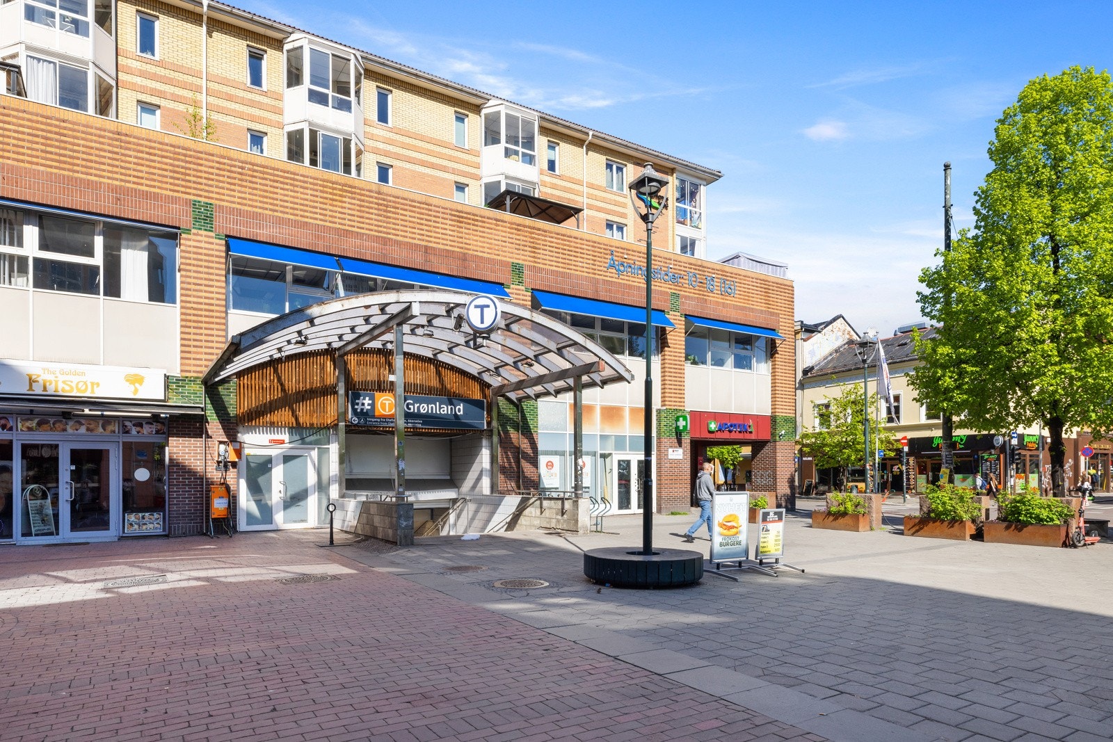 Grønland T-banestasjon ligger i umiddelbar nærhet, med linjene 1, 2, 3, 4 og 5 som tar deg raskt til ulike deler av byen. Galleribilde