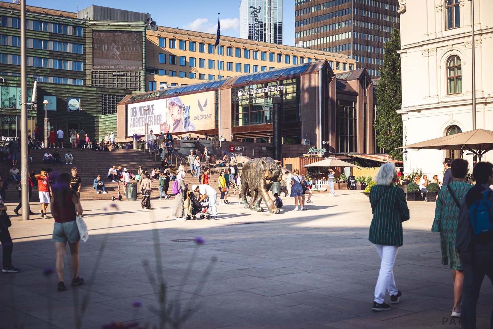 Oslo S, byens viktigste knutepunkt for kollektivtransport, ligger innen gangavstand, noe som gjør det enkelt å komme seg rundt både i og utenfor byen. Galleribilde