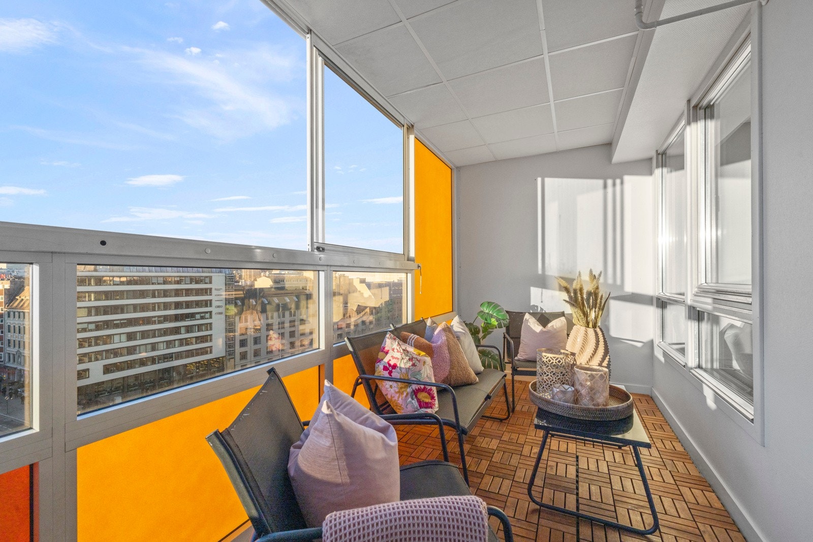 Fra stuen er det utgang til en innglasset balkong på 8 kvm, som gir et ekstra rom utendørs. Galleribilde