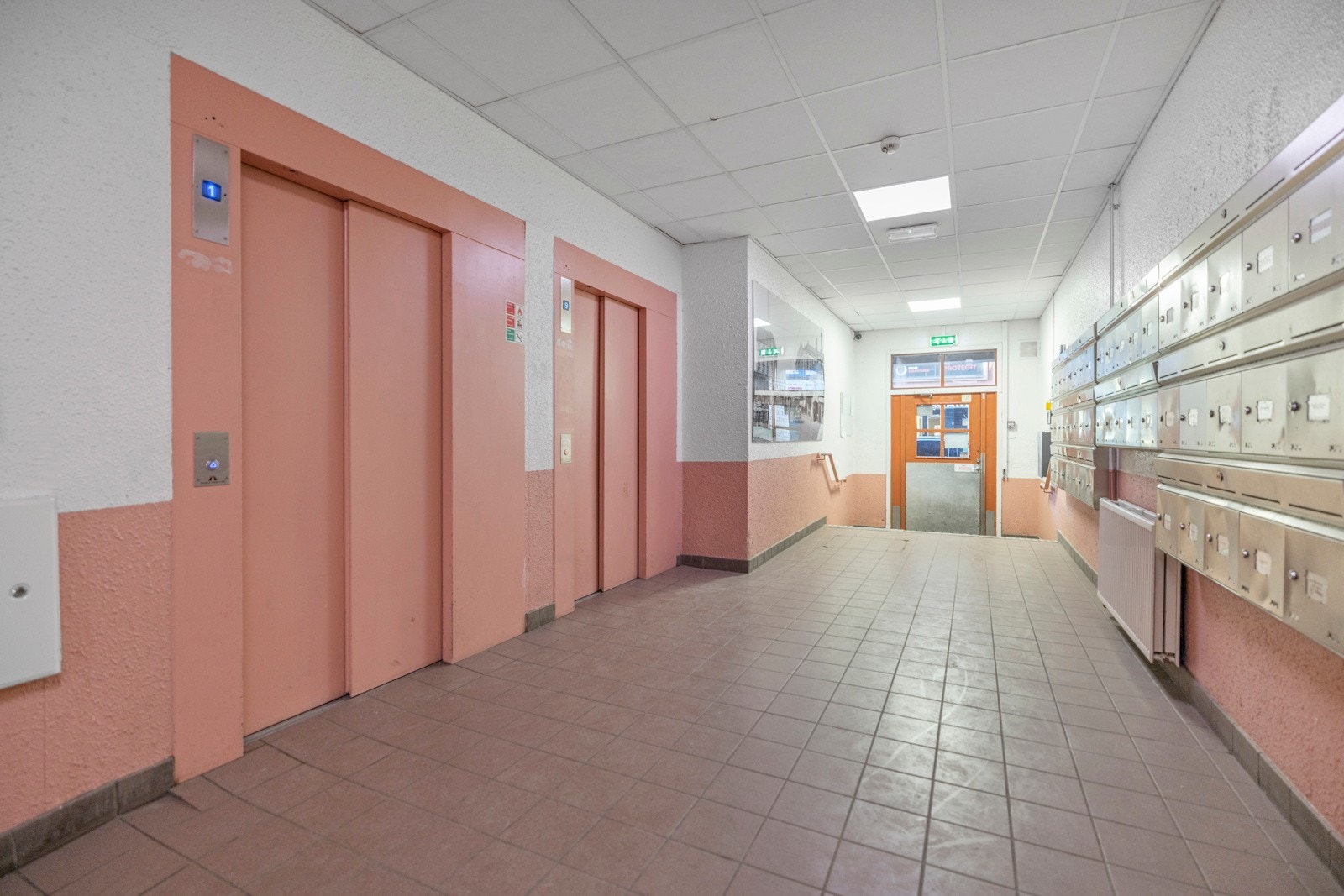 Felles inngangsparti med heis. Galleribilde