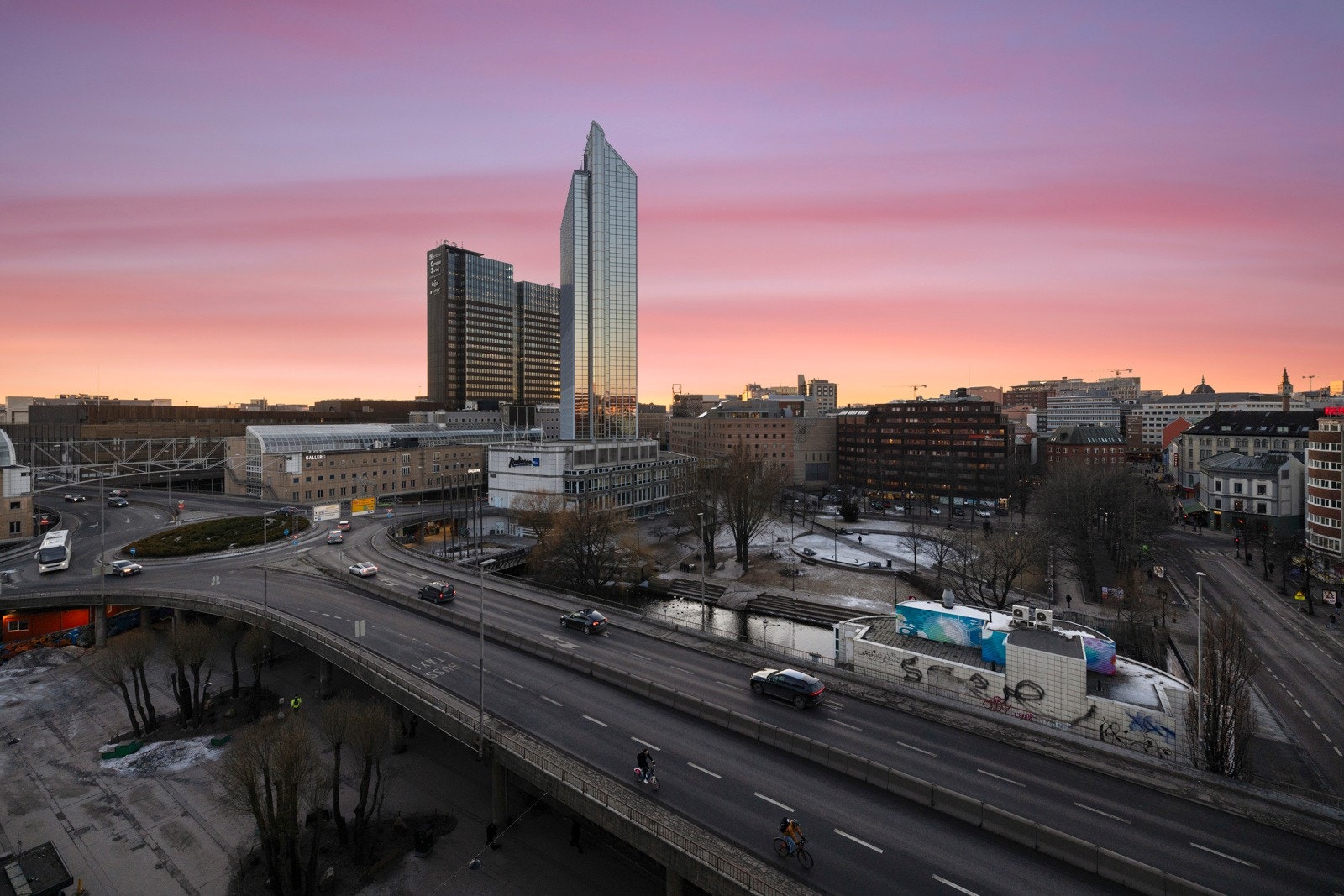 Boligen har en god planløsning og innglasset balkong med utsikt. Galleribilde