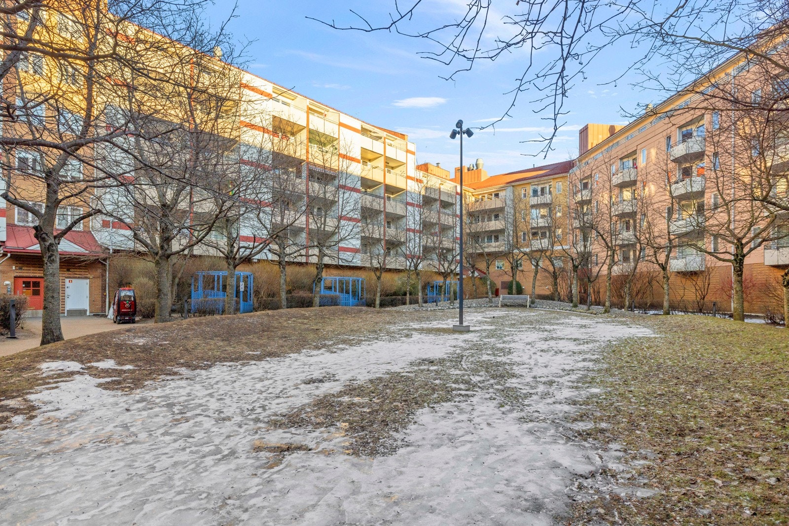 Bakgård på vinterstid. Galleribilde