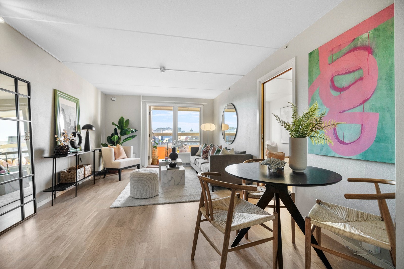 Boligen har en romslig åpen stue- og kjøkkenløsning, som gjør det enkelt å dele inn i hyggelige soner. Galleribilde