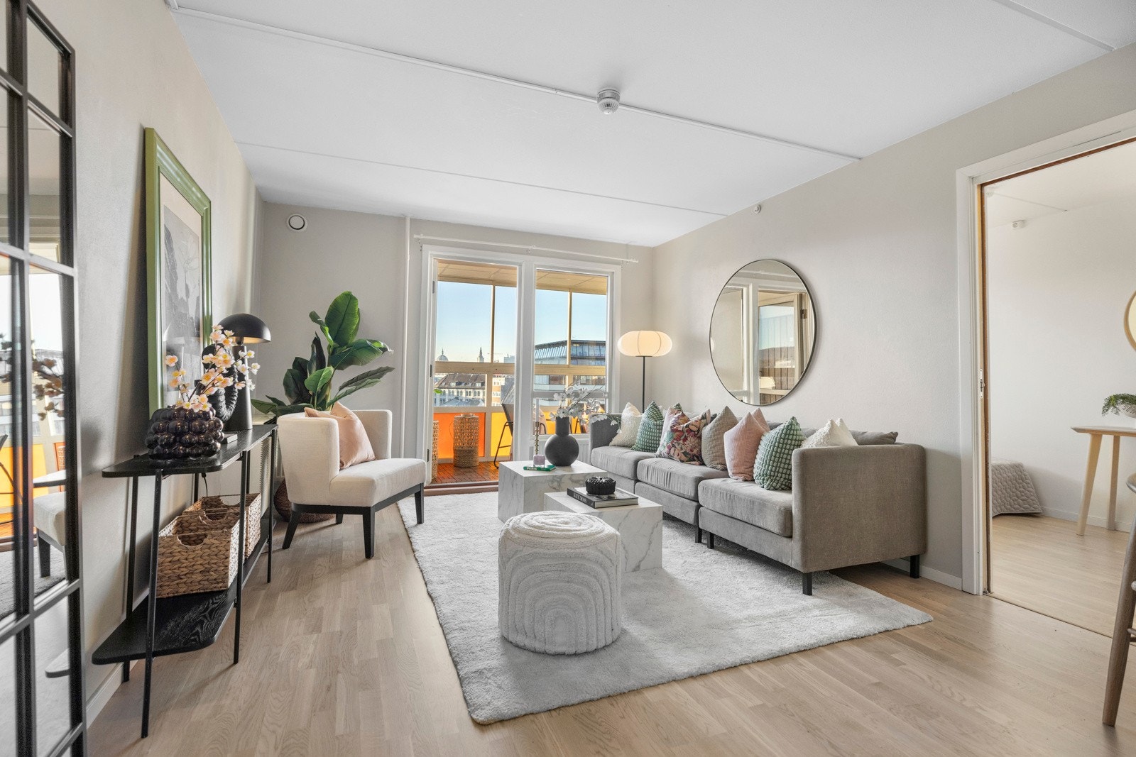 Her er det god plass til spisebord, sofagruppe, stuebord og annet ønsket møblement. Galleribilde