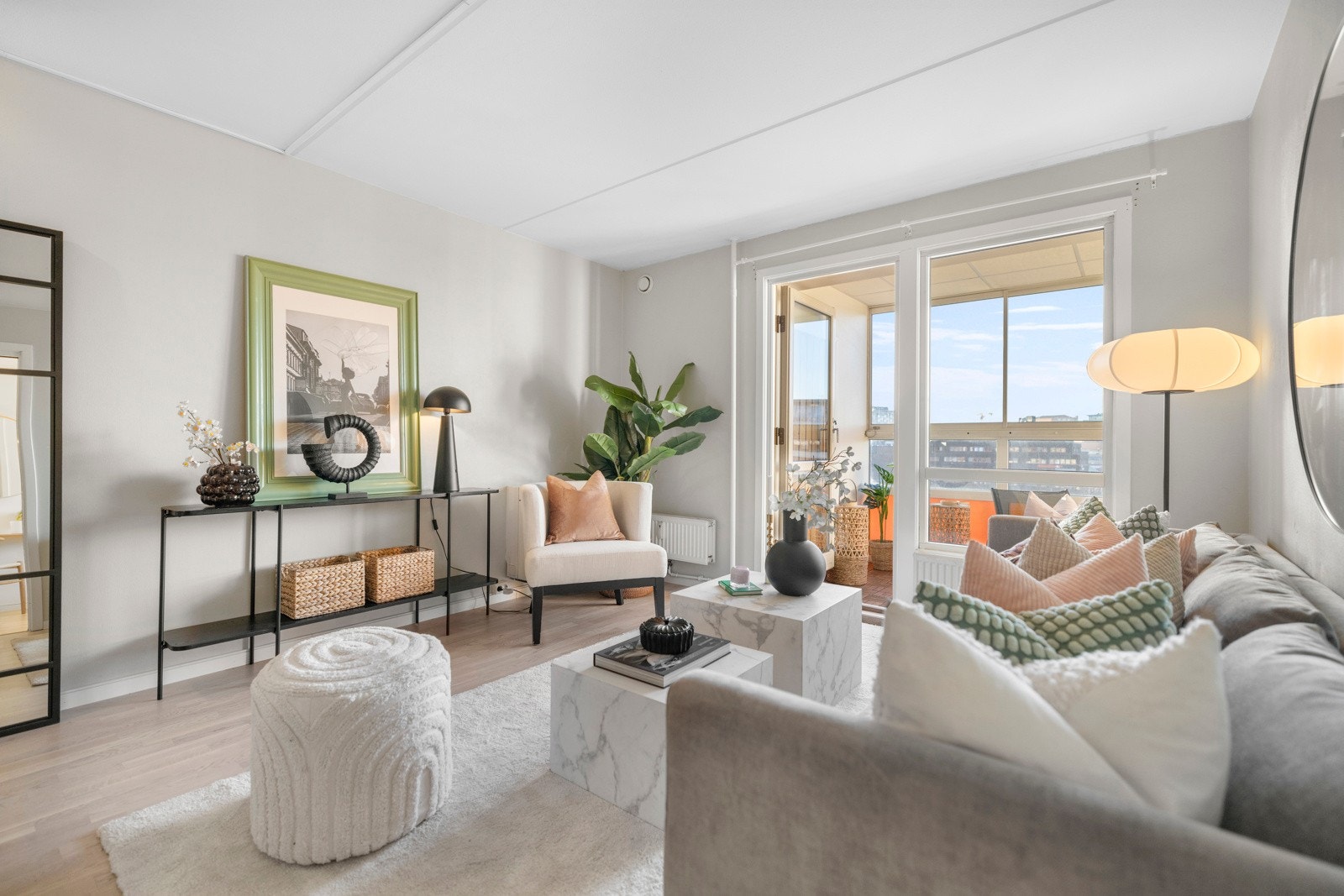 Store vinduer og balkongdør slipper inn rikelig med naturlig lys, og boligen føles luftig. Galleribilde