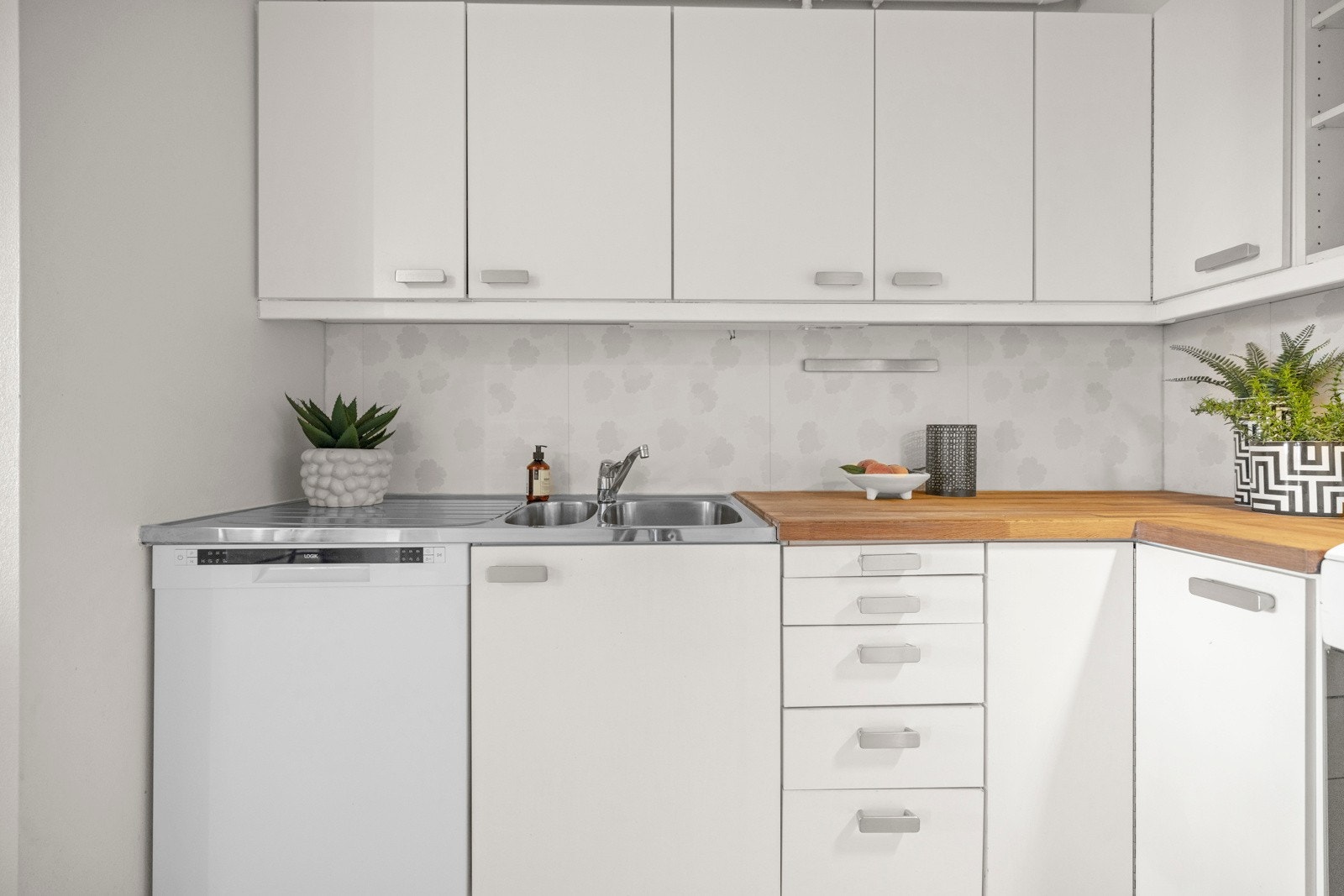 Det er også en kjøkkenventilator med avtrekk ut, og frittstående hvitevarer. Galleribilde