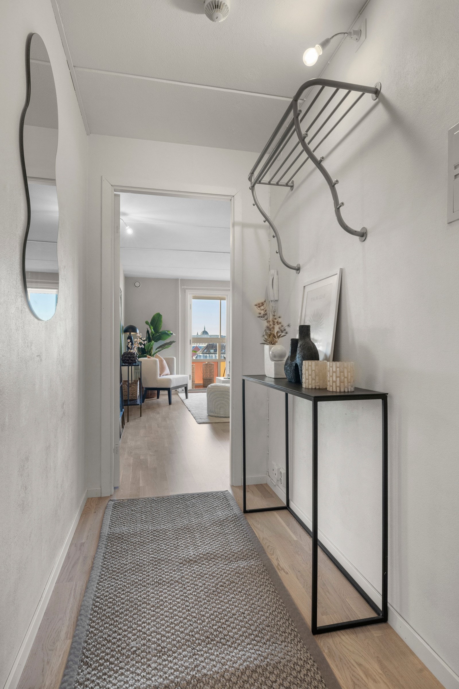 Velkommen inn! Du kommer til boligen via felles trappeoppgang eller heis. Galleribilde