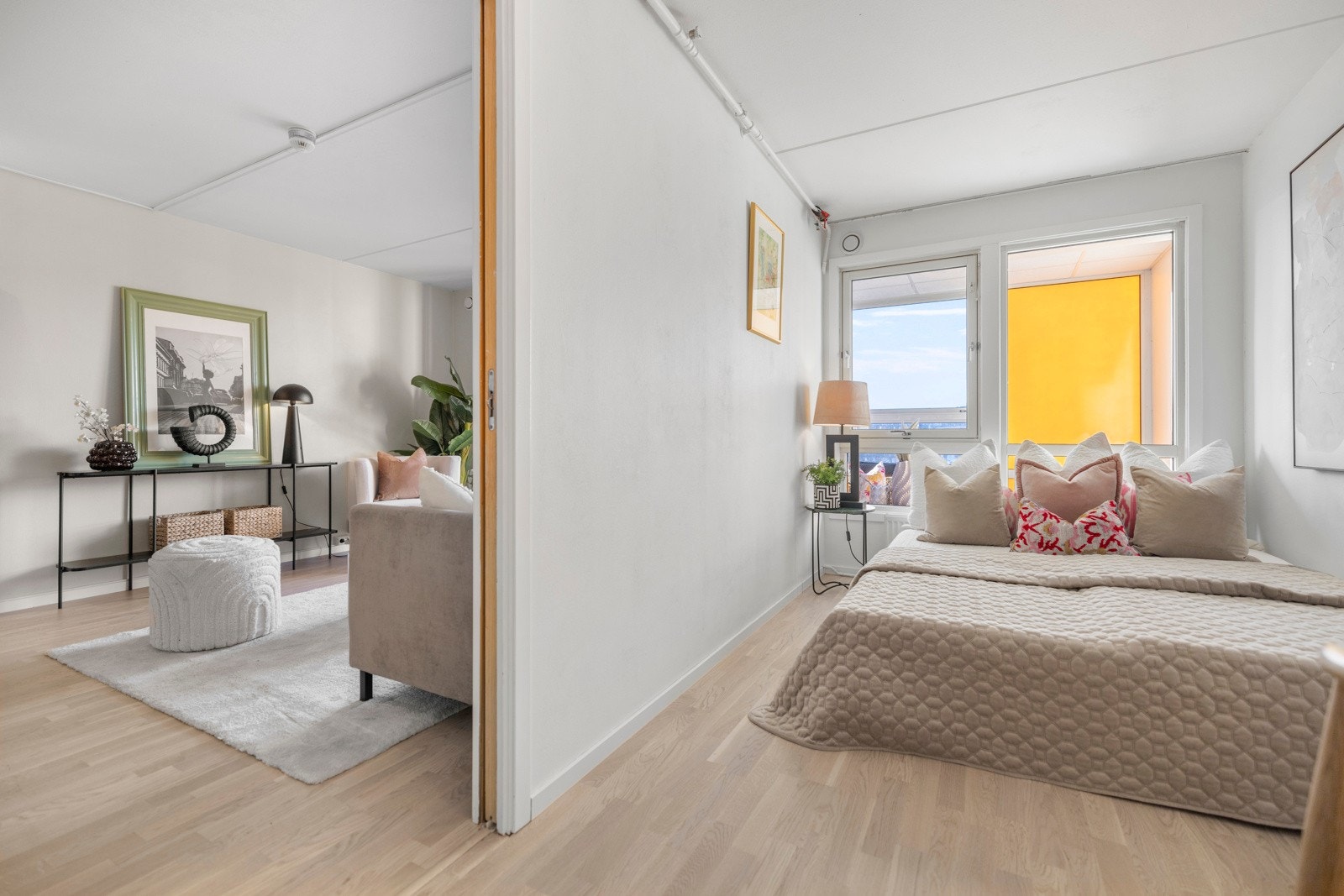 Praktisk skyvedør mellom stue og soverom. Galleribilde