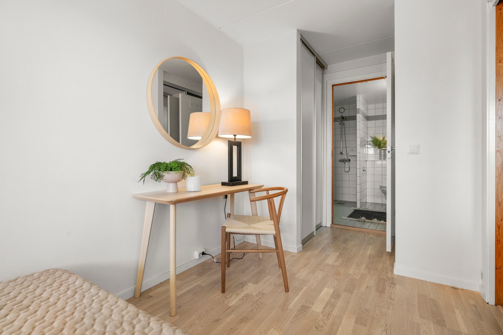 Det er også plass til kontorpult for en liten hjemmekontor stasjon. Galleribilde