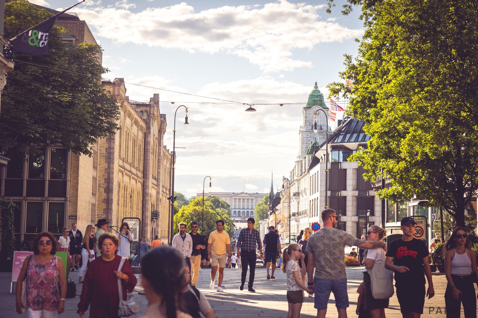 Oslo sentrum med Karl Johan ligger en kort spasertur unna, med alle byens fasiliteter innen rekkevidde. Galleribilde