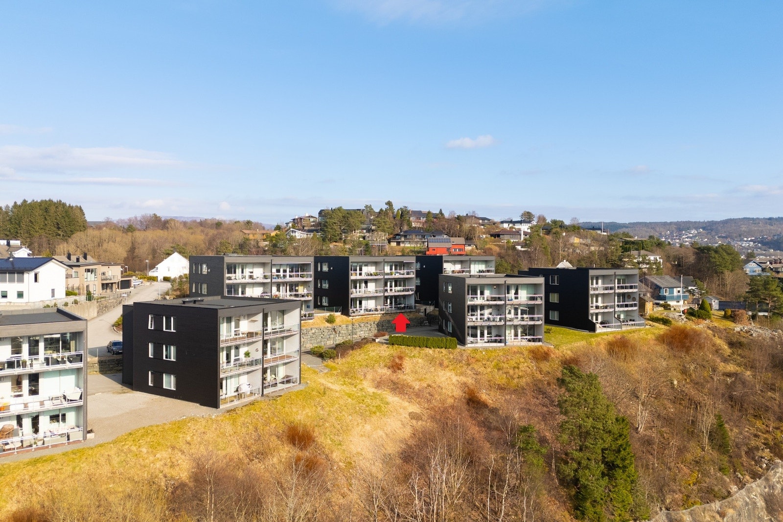 Nydelig beliggenhet med gode solforhold og vakker utsikt. Fordelen av å være litt tilbaketrukket mellom husene Galleribilde