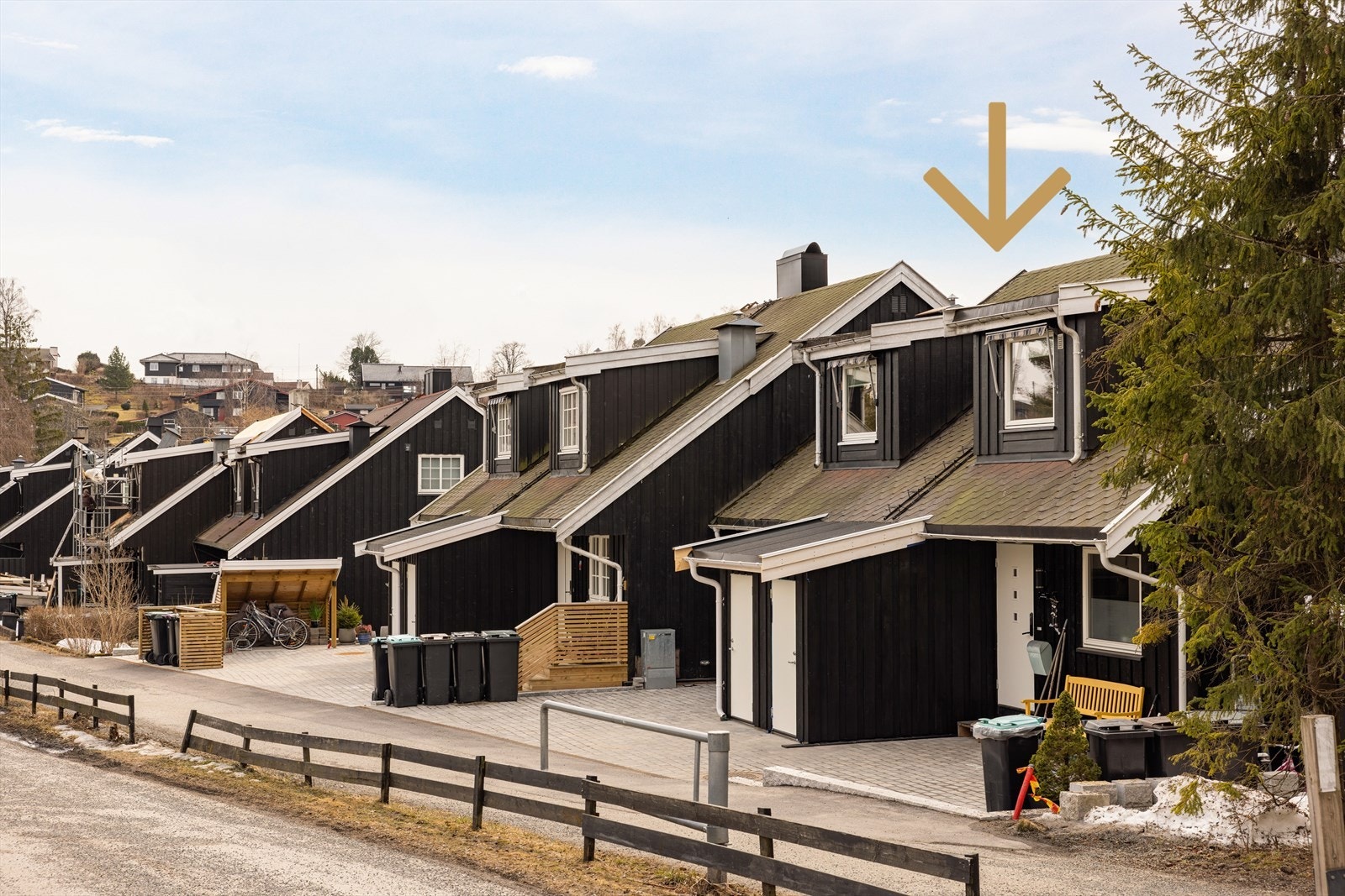 Oppusset og moderne rekkehus beliggende i et attraktivt nabolag på Nedre Bleiker i Asker. Galleribilde