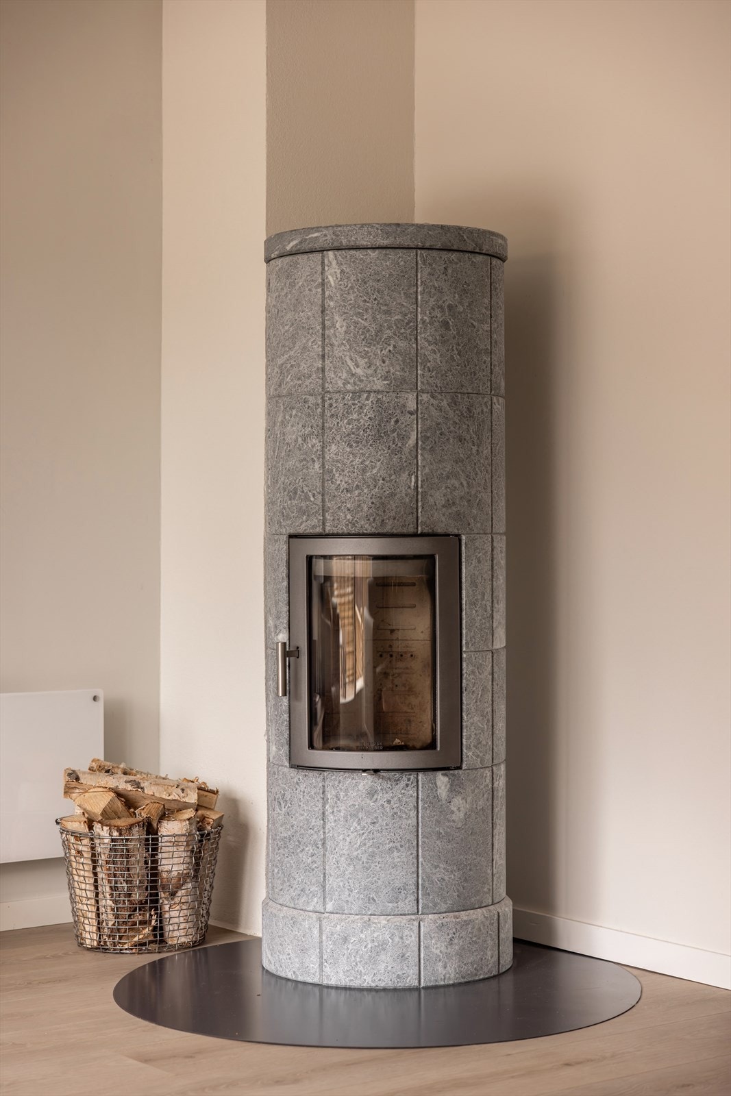 Peisovnen fra 2023 gir både varme og et hyggelig samlingspunkt i stuen. Galleribilde