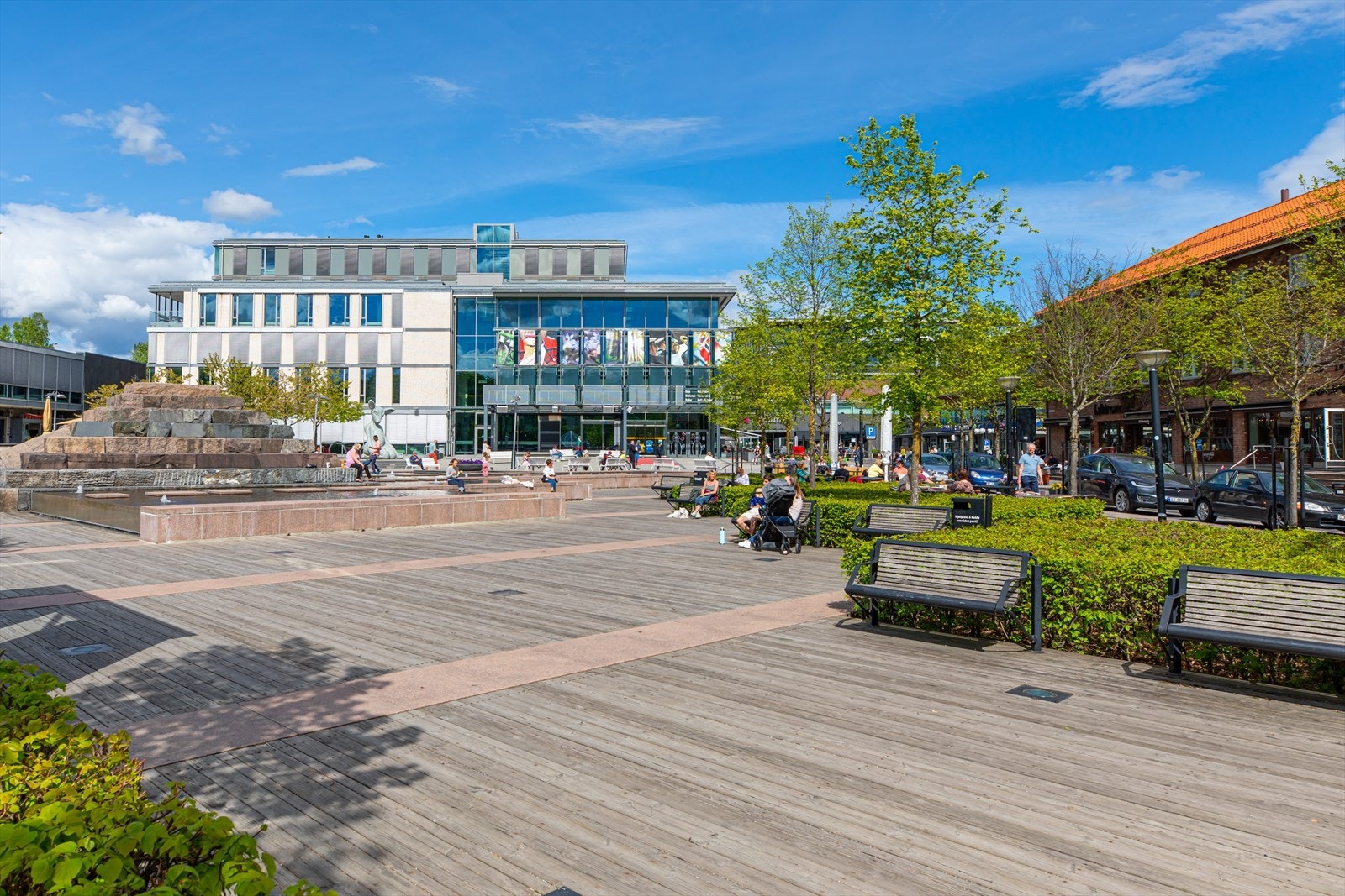 Asker sentrum ligger en kort kjøretur unna, og her finner du Trekanten Senter med et bredt utvalg av butikker, kaféer, restauranter og kulturtilbud. Galleribilde