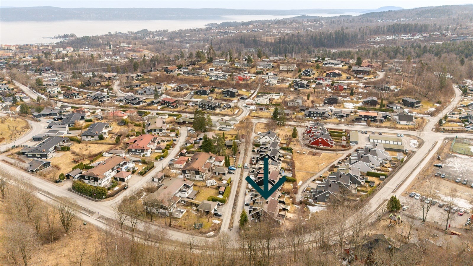 Det er også lett tilgang til buss i retning Asker sentrum og videre mot Blakstad og Slemmestad. Langs Slemmestadveien går det ekspressbuss til Oslo. Fra Asker togstasjon er det avganger rundt hvert 10 minutt inn til Oslo by. Galleribilde