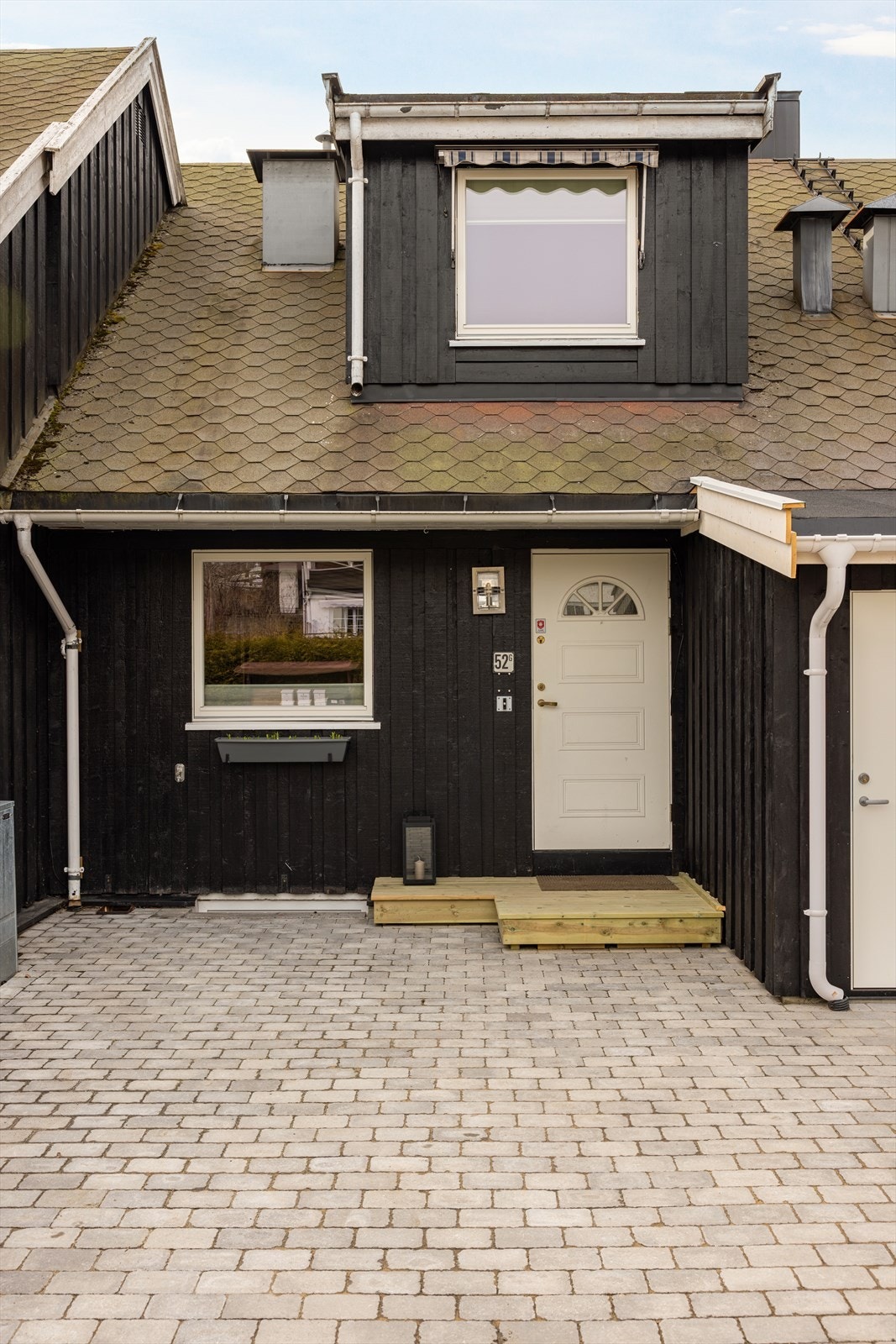 Dreneringen, belegningssteinen og terrassen er fra 2024. Her er det gjort grunnarbeider slik at det skal tåle belastingen ved bilparkering. Galleribilde