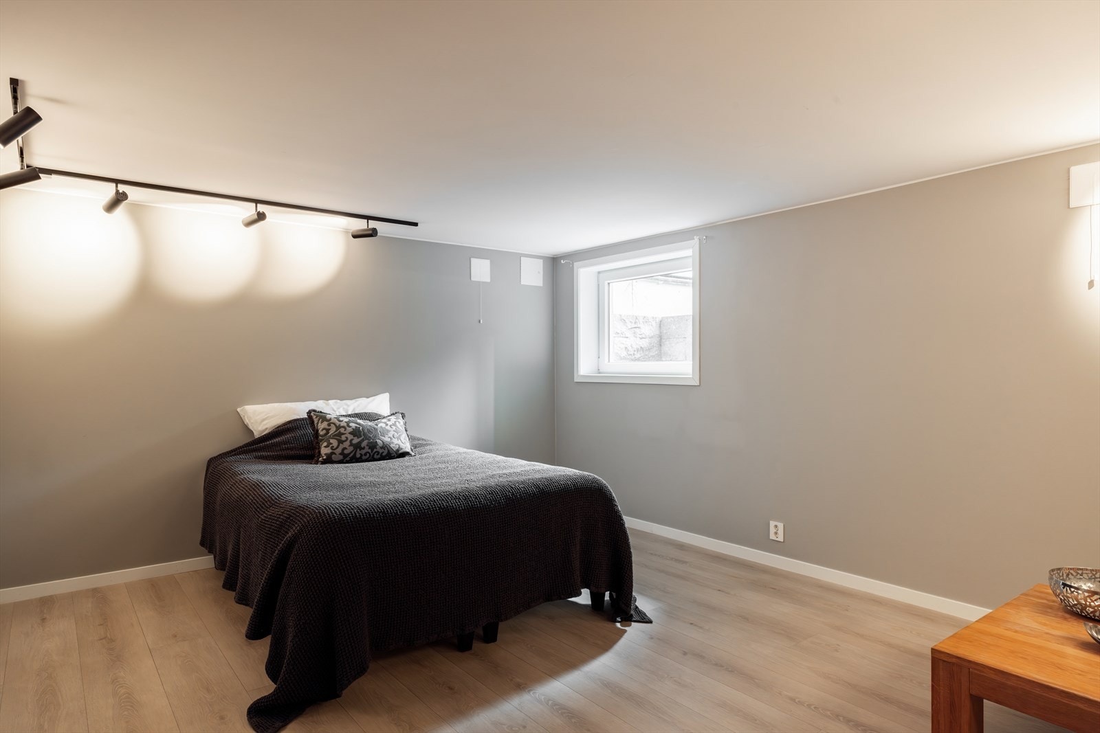 Romslig kjellerstue med laminatgulv og gulvvarme som gir en behagelig temperatur året rundt. Rommet er nylig godkjent for varig opphold, og ferdigattest foreligger. Galleribilde