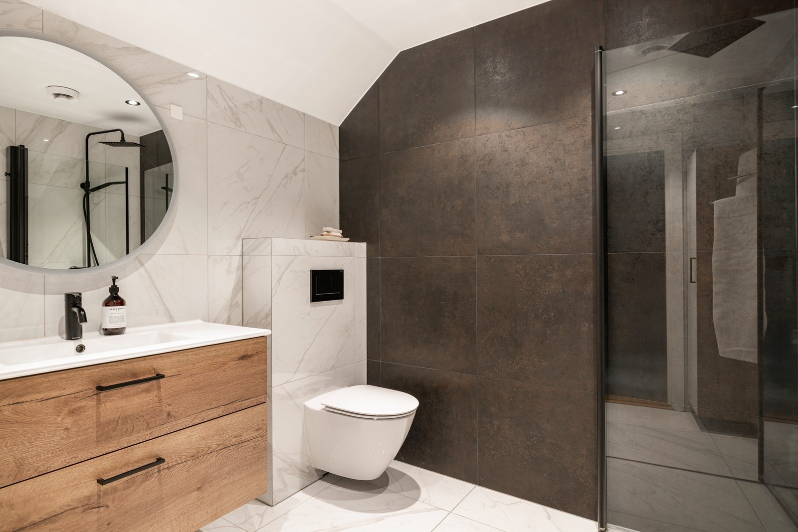 Baderommet i 2. etasje ble totalrenovert i 2022 og har flislagte gulv og vegger i moderne fargetoner. Galleribilde