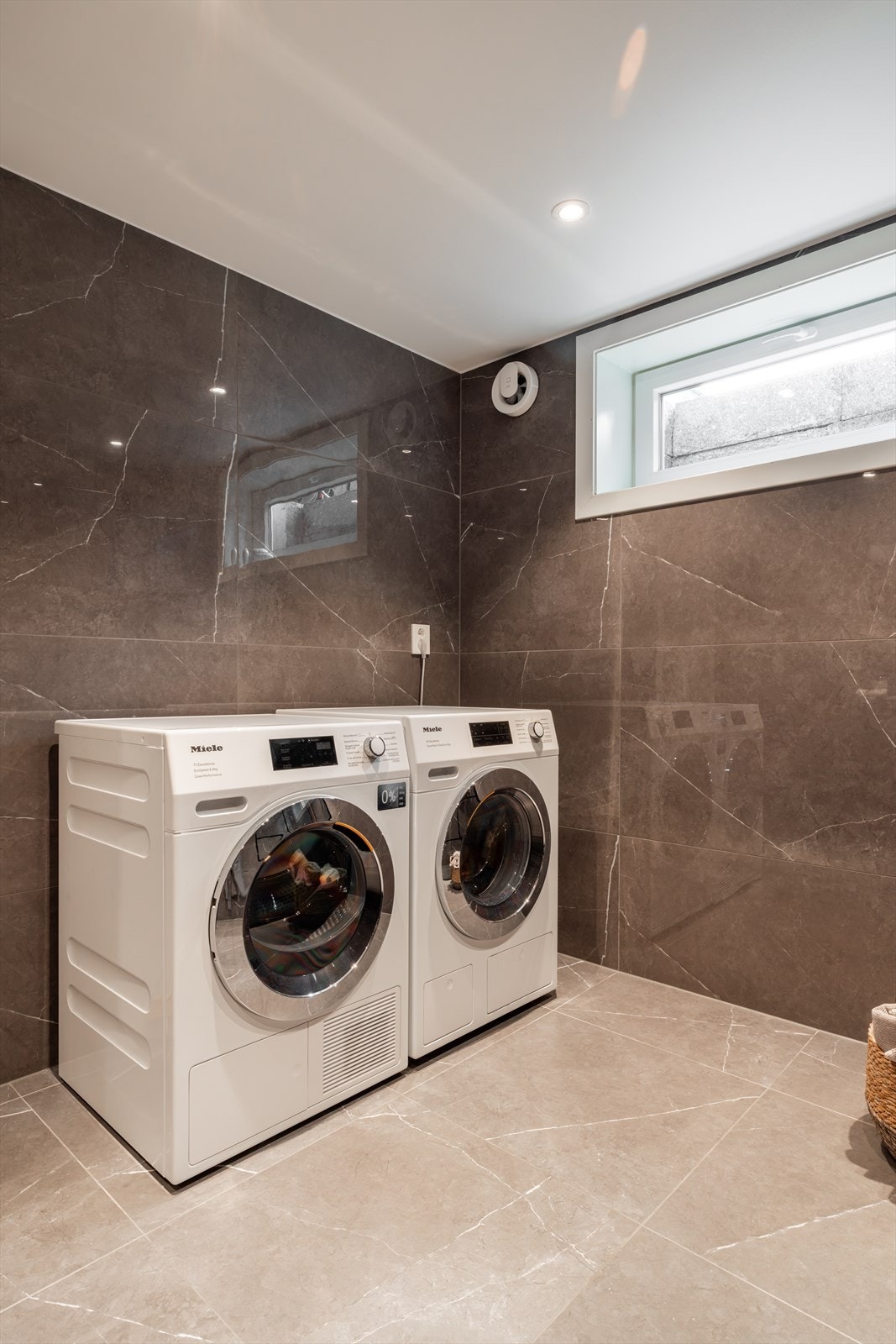 Badet har opplegg for vaskemaskin og tørketrommel og mekanisk avtrekk. Galleribilde