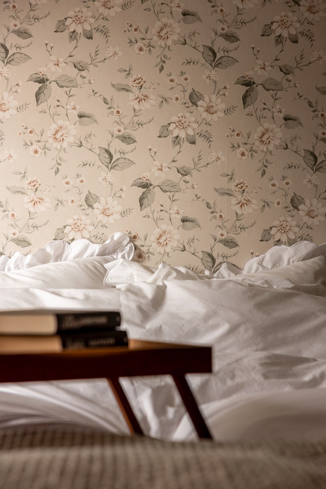 På hovedsoverommet er det en kontrastvegg med tapet. Resterende veggflater er malt. Galleribilde