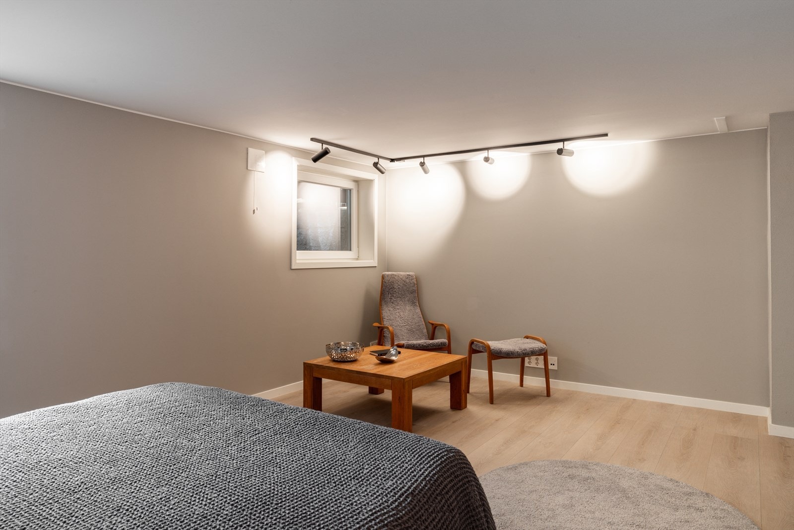 Malte vegger og himling i lyse toner som gir et lyst og trivelig inntrykk. Rommet er nylig godkjent for varig opphold, og ferdigattest foreligger. Galleribilde