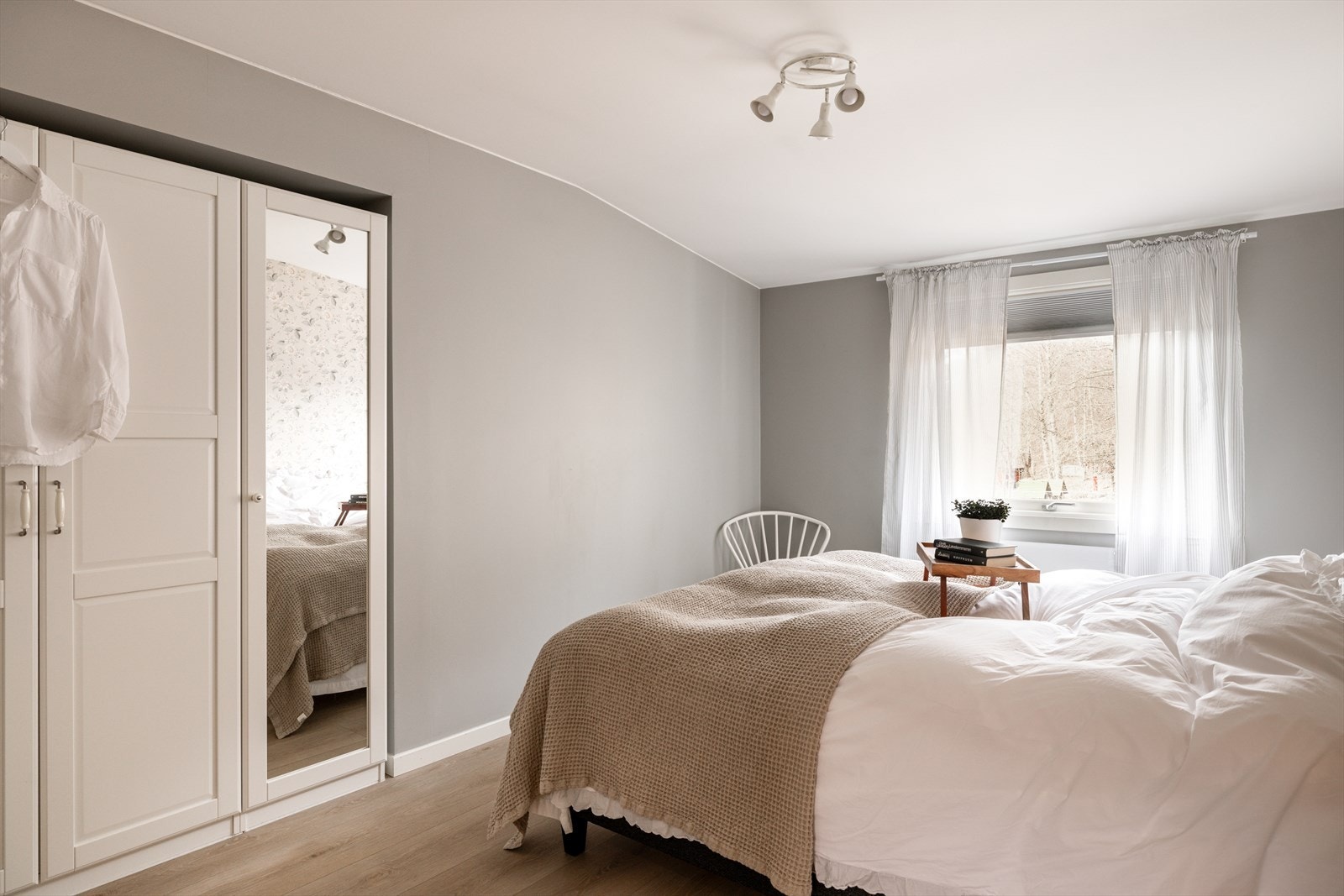 Det er garderobeskap plassert i nisjen. Galleribilde