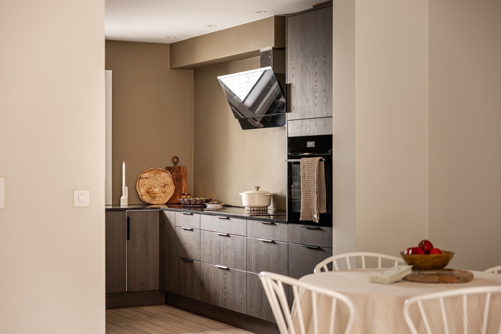 Kjøkkeninnredning fra 2022 levert av Norema med moderne fronter i en fin bruntone. Galleribilde