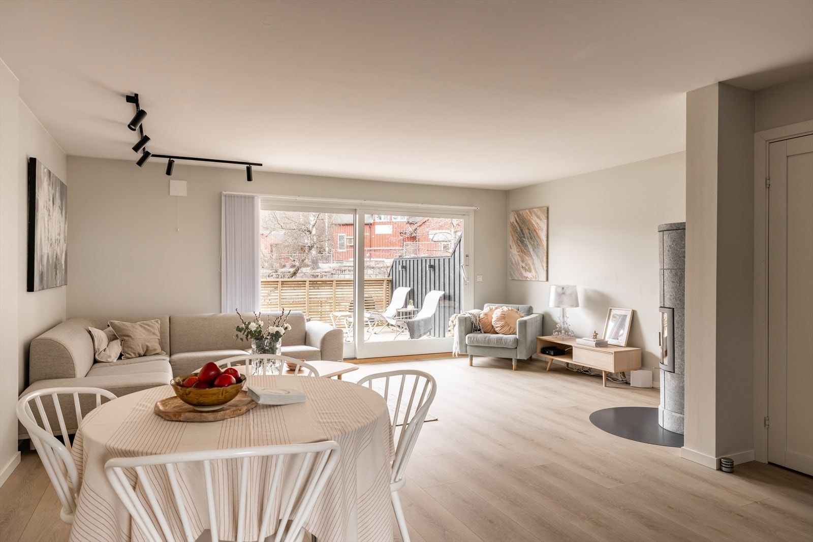 Den åpne planløsningen gir gode muligheter for å innrede flere soner, som sofagruppe, spiseplass og lesekrok. Galleribilde