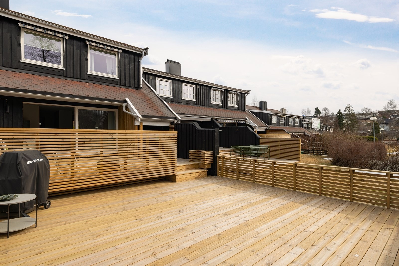 Du har god plass til både loungegruppe, spisebord, solseng og grill. Galleribilde