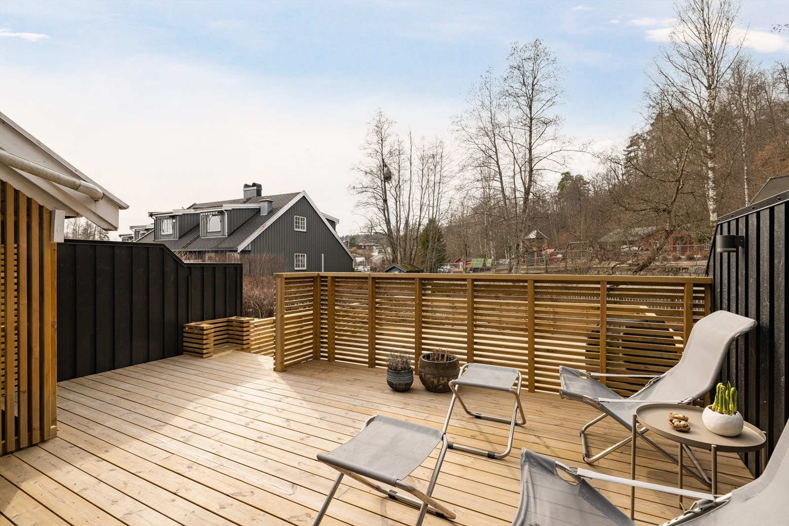 Gulvflaten er belagt med impregnert terrassebord og det er installert både utelys og strøm. Galleribilde