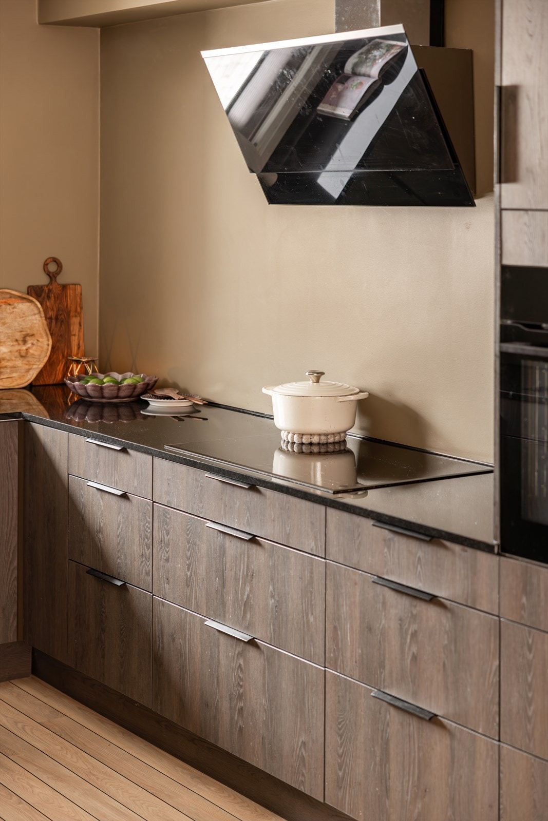 Integrerte hvitevarer inkluderer induksjonsplatetopp, stekeovn plassert i arbeidshøyde i høyskap og oppvaskmaskin. Det er frittstående kjøleskap og fryser. Galleribilde