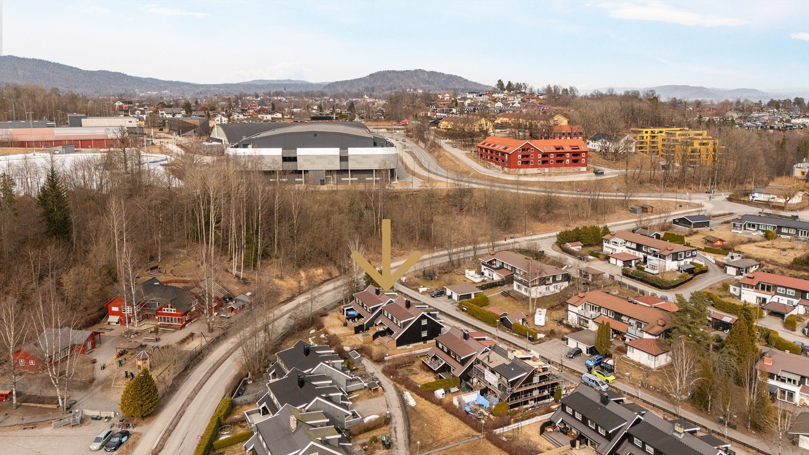 Det er umiddelbar nærhet til det brede aktivitetstilbudet på Risenga med hockey, tennis, fotball, basket, turn mm. Galleribilde