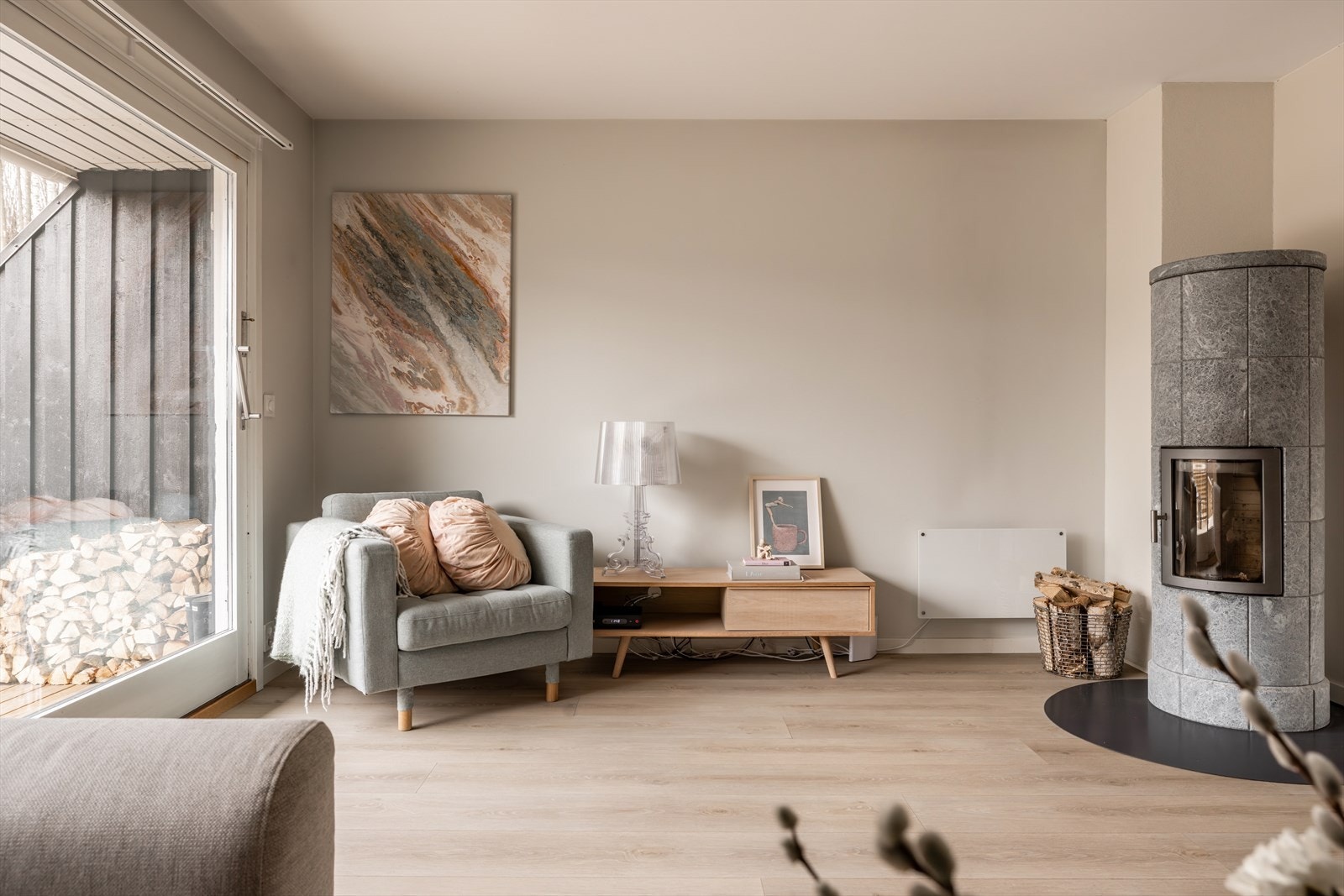 Store skyvedører gir direkte utgang til terrassen og slipper inn godt med dagslys. Galleribilde