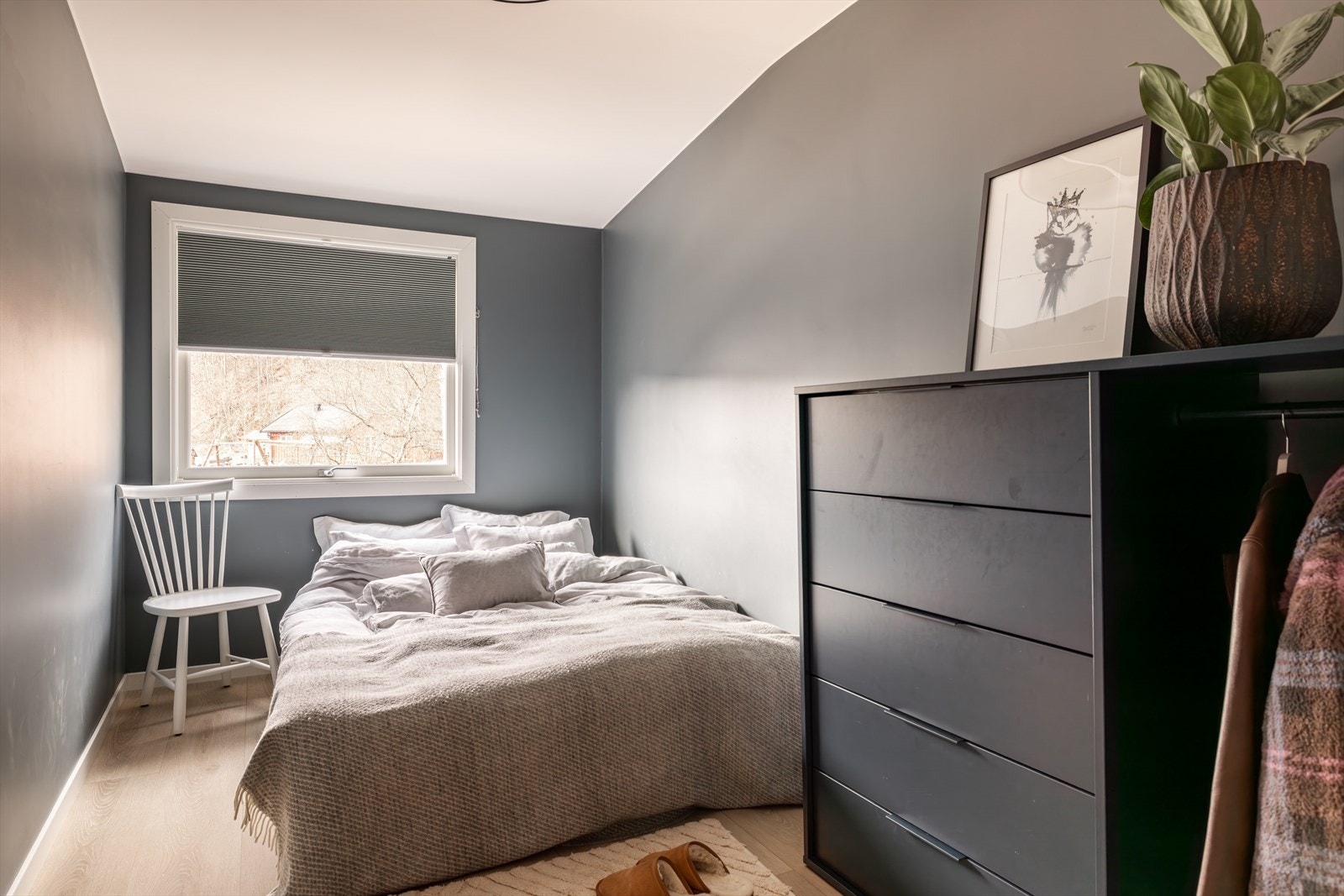 Alle soverommene har laminatgulv og malte veggflater. Galleribilde