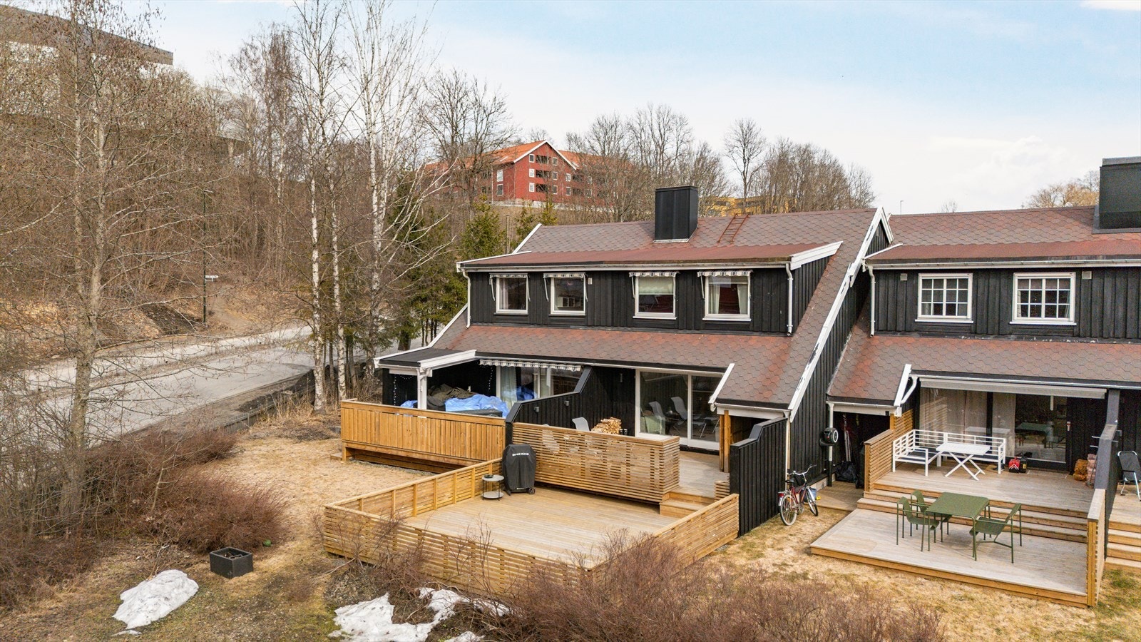 Eiet tomt på 145,8 kvm. I tillegg har man tilgang til sameiets fellesarealer. Galleribilde