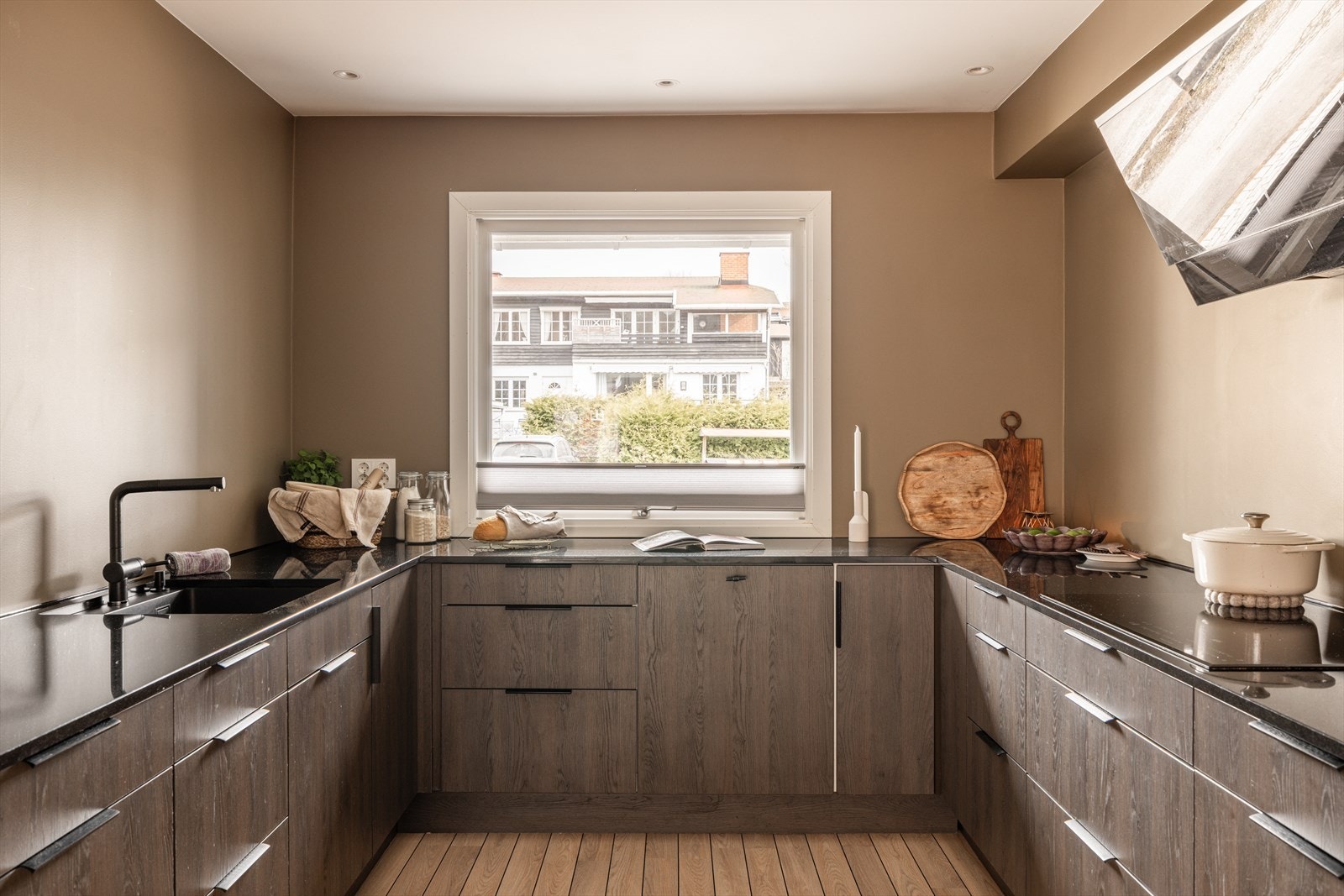 Det er gode oppbevaringløsninger og god arbeidsflate. Galleribilde