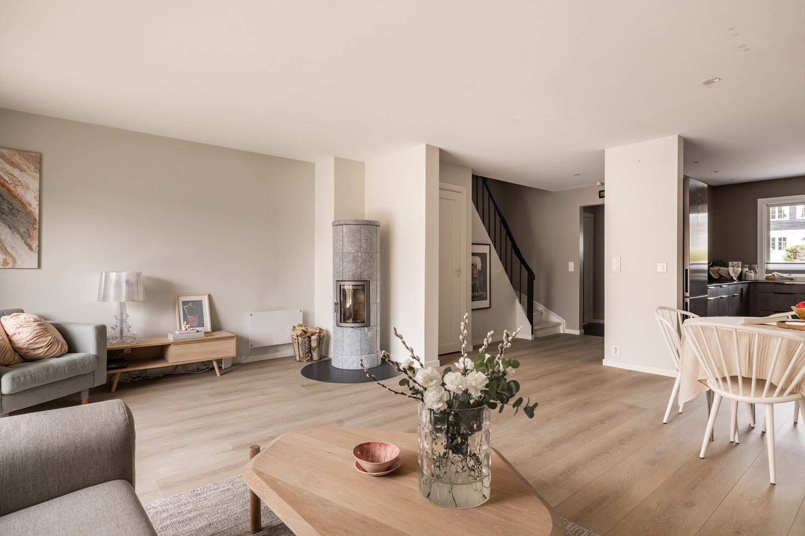 Rommet har laminatgulv og malte vegger, med malt himling som gir et moderne uttrykk. Det er listefri overgang fra vegg til himling. Galleribilde