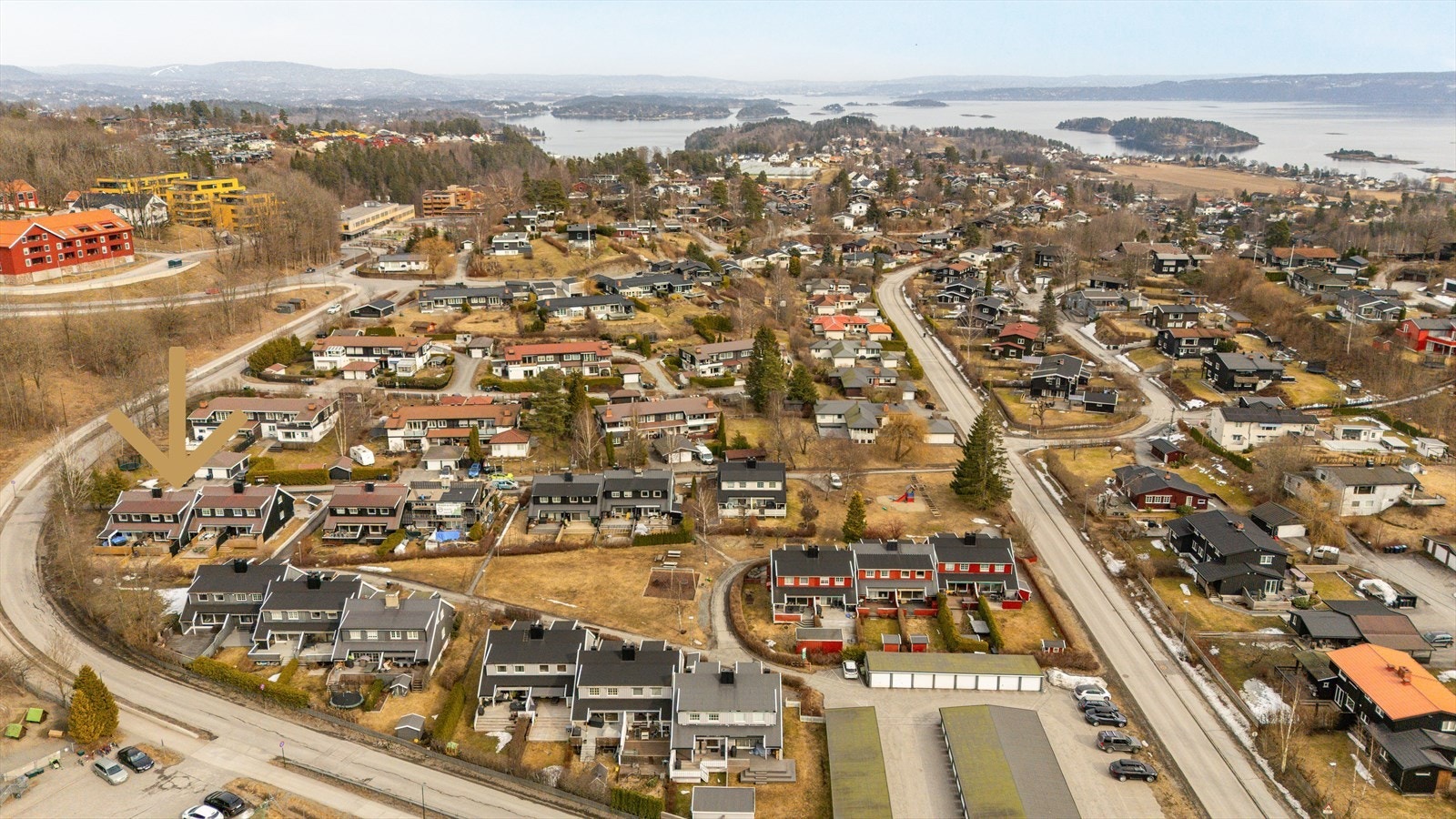 Det medfølger 1/32 andel i to realsameier. Dette inkluderer lekeplassen ved innkjøringen til gaten, fellesarealet mellom husrekkene, garasjene og de interne veiene. Galleribilde