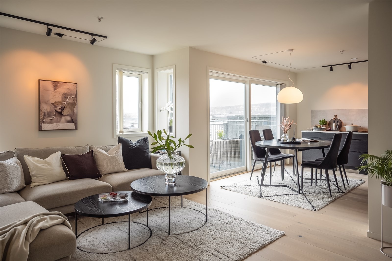 Velkommen til Dyre Halses gate 1 C - en unik og vesentlig oppgradert 3-roms selveierleilighet med utmerket beliggenhet på toppen av "Portalen"! Galleribilde