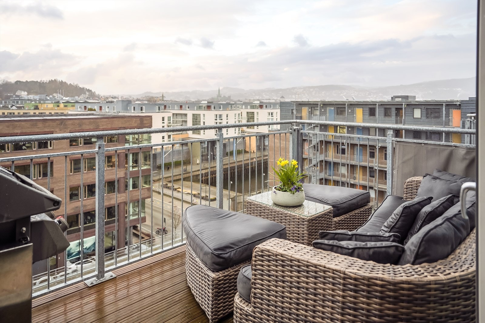 Fra stue har man direkte adkomst til egen sørvendt balkong med gode sol- og utsiktsforhold. Galleribilde