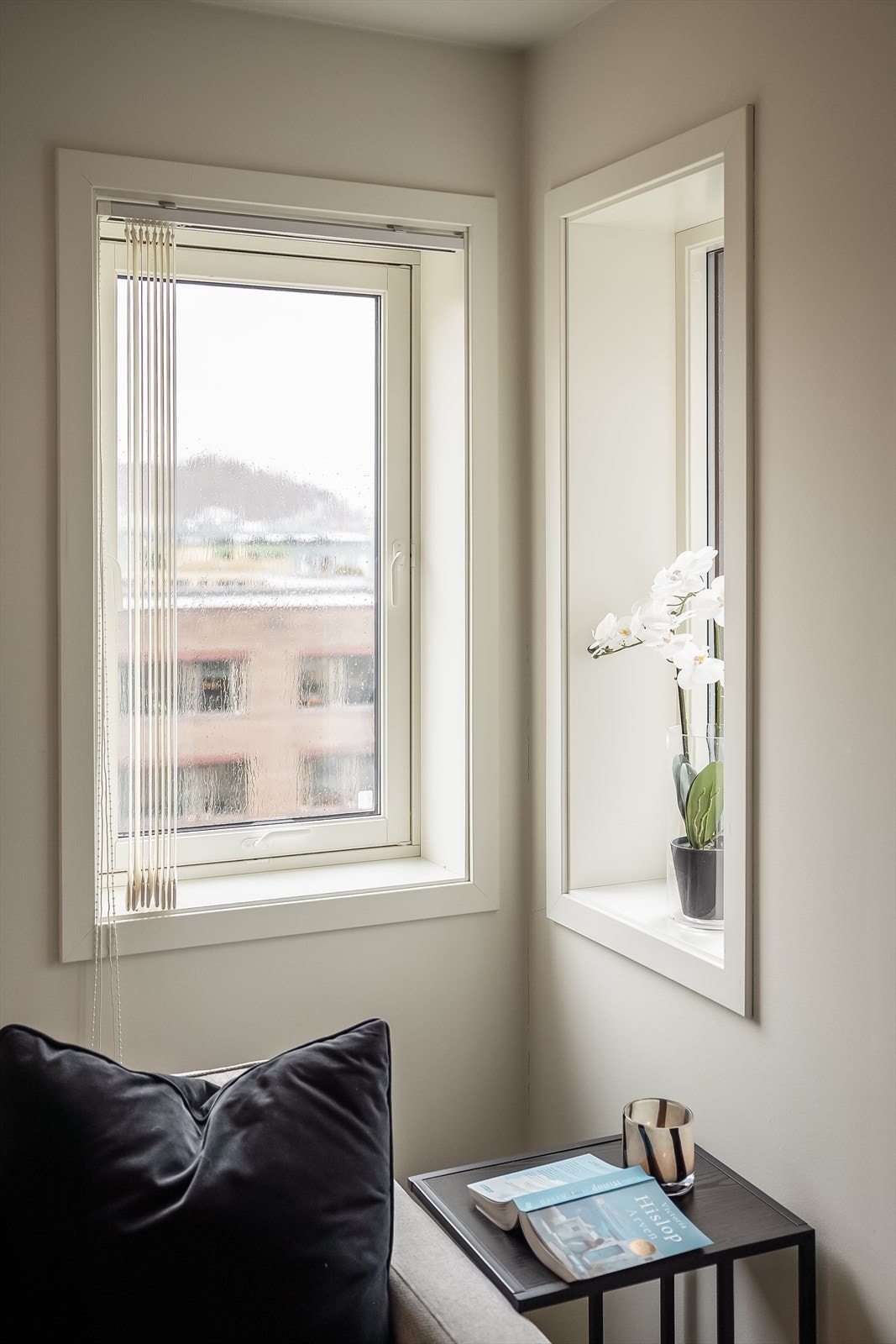 Den fine hjørnebeliggenheten gir lys fra de fleste himmelretninger, og bidrar til økt romfølelse. Galleribilde